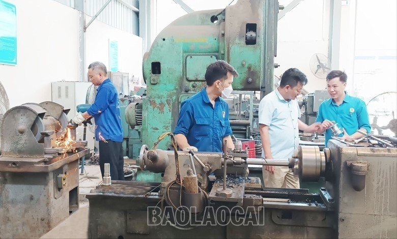 Cán bộ Công đoàn Công ty Apatit Việt Nam kiểm tra điều kiện làm việc của người lao động tại nơi sản xuất. z4733956844062_303630897503cd65c3f312ed43472129.jpg