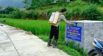 Người dân thôn Tảo Giàng để vỏ thuốc bảo vệ thực vật đúng nơi quy định. học Bác 4.jpg