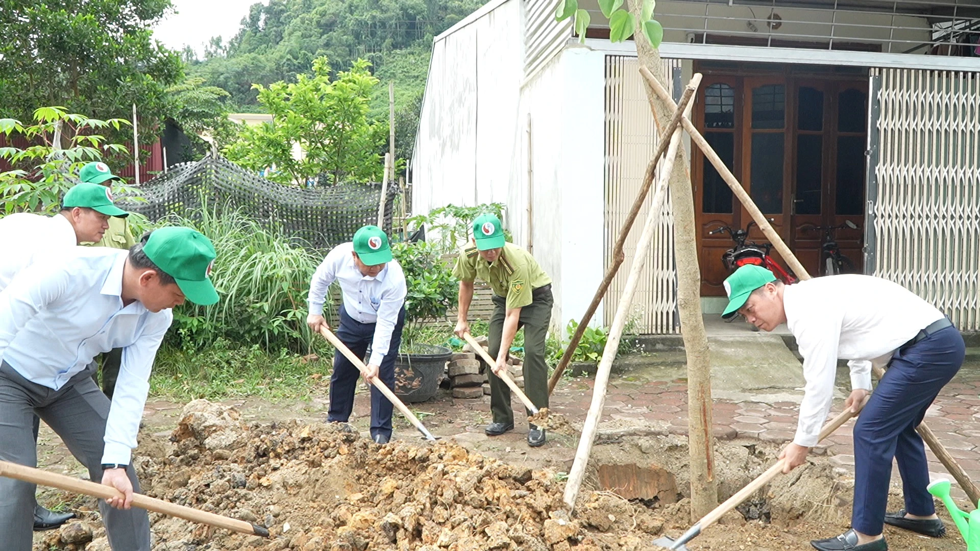 Các đại biểu tham gia trồng cây hưởng ứng Lễ phát động và Đề án “trồng 1 tỷ cây xanh” tại khu đô thị Hoa Ban, tổ dân phố 3A, thị trấn Phố Ràng, huyện Bảo Yên.jpg