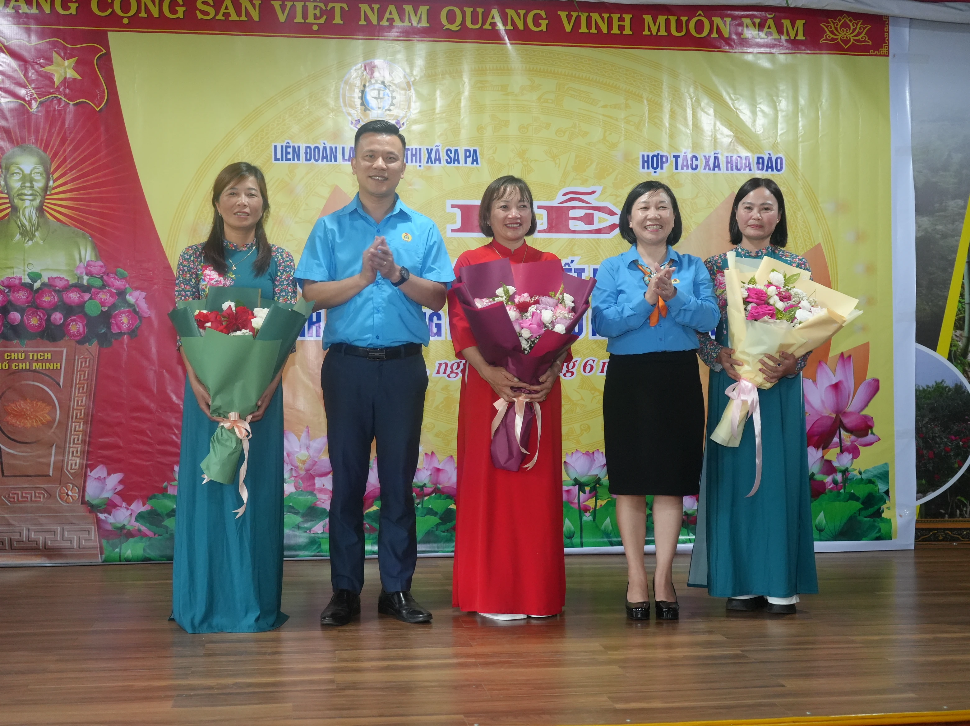 Tặng hoa chúc mừng thành viên được bầu giữ các chức vụ.