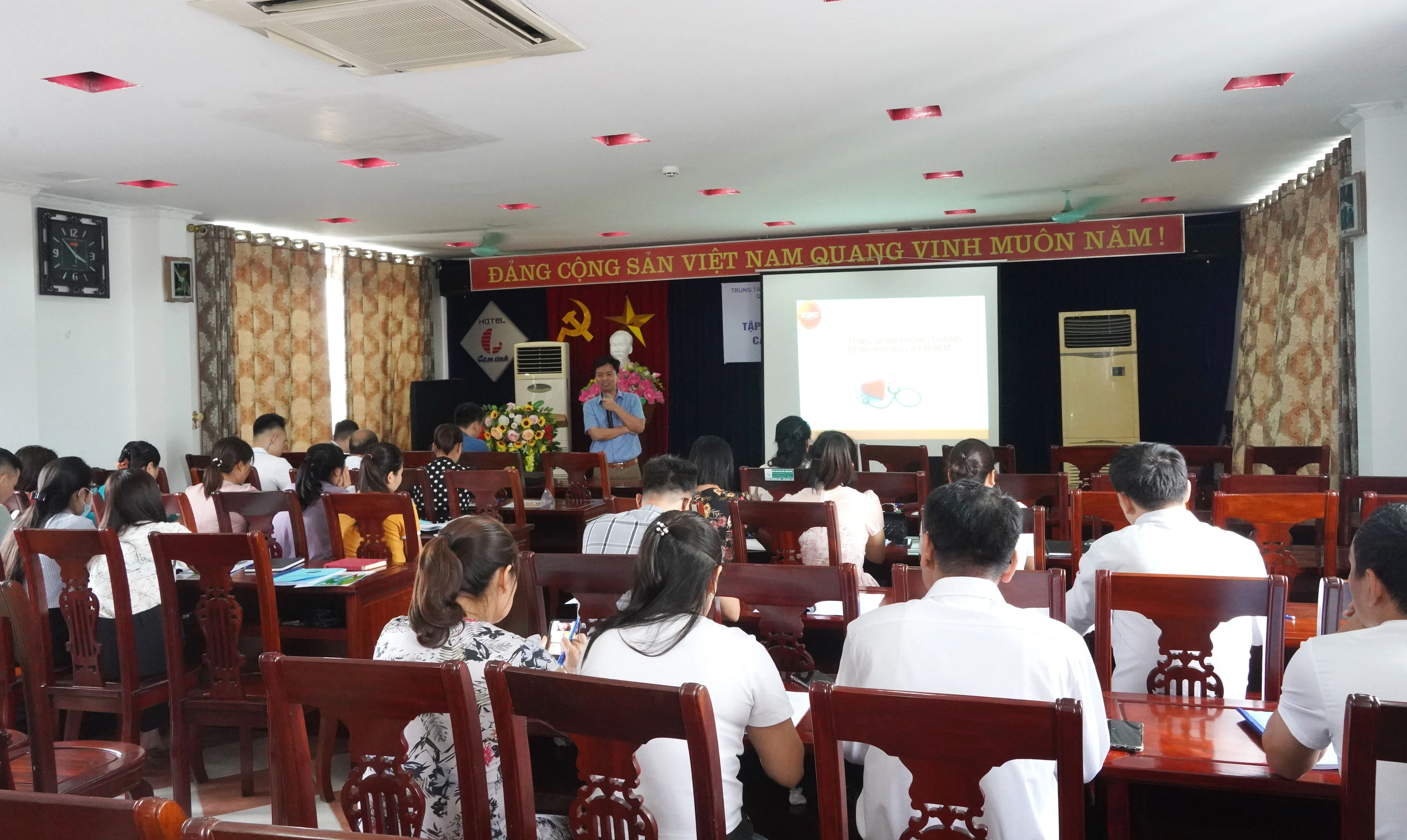 Quang canh lop tap huan.JPG