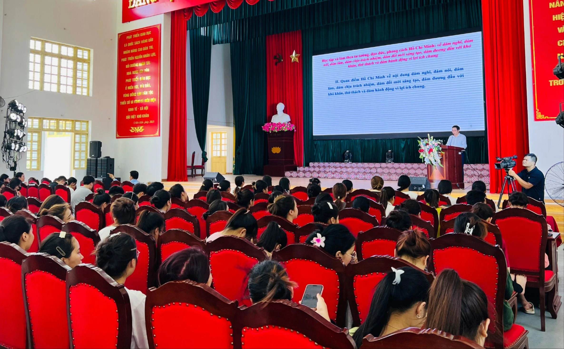 Quang cảnh chương trình sinh hoạt chính trị.jpg