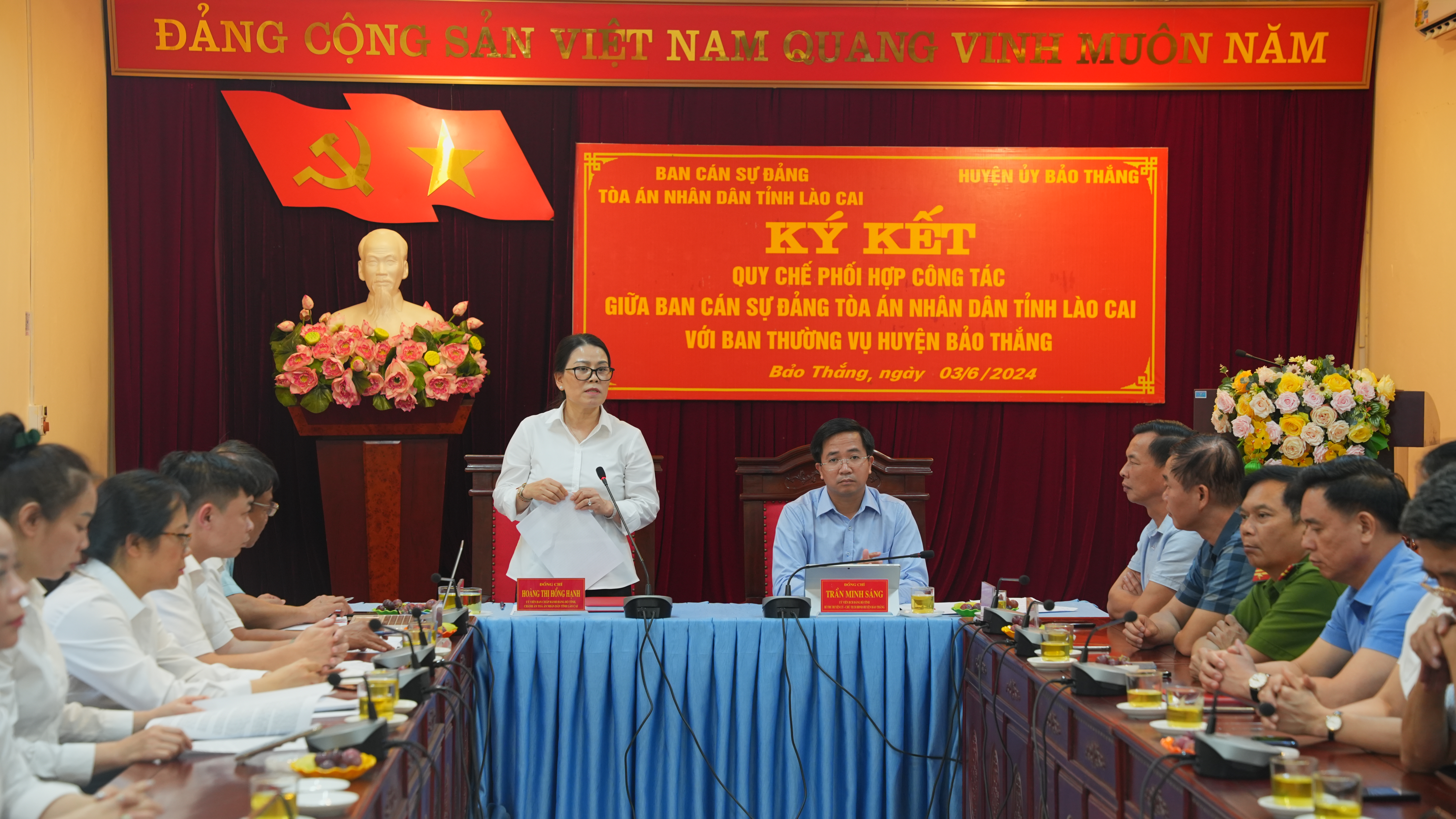 Đồng chí Hoàng Thị Hồng Hạnh, Bí thư Ban Cán sự đảng, Chánh án Tòa án nhân dân tỉnh Lào Cai thống nhất nội dung ký kết. chánh án toà án tỉnh phát biểu.JPG