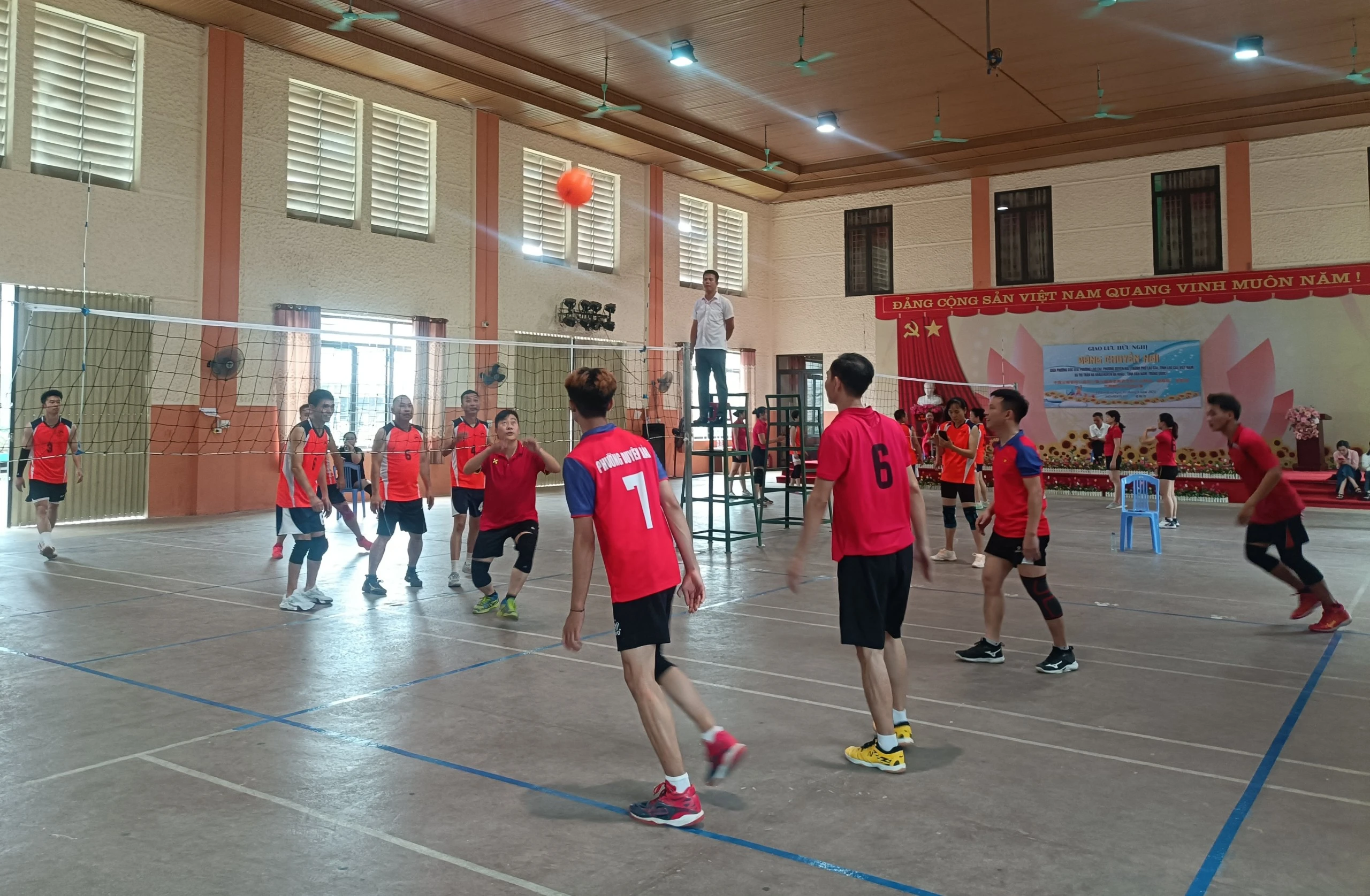 GIUO HUU BONG CHUYEN.jpg