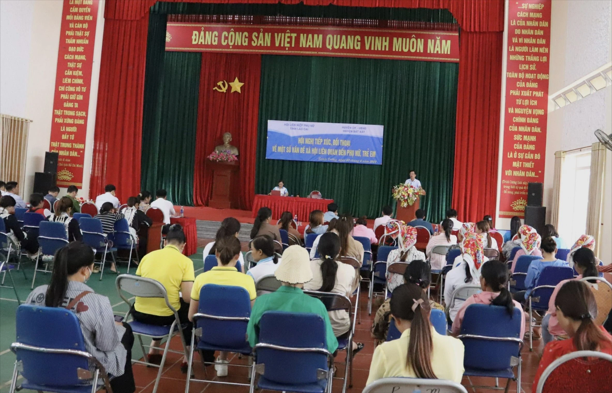 quang cảnh buổi tiweeps xuc..jpg