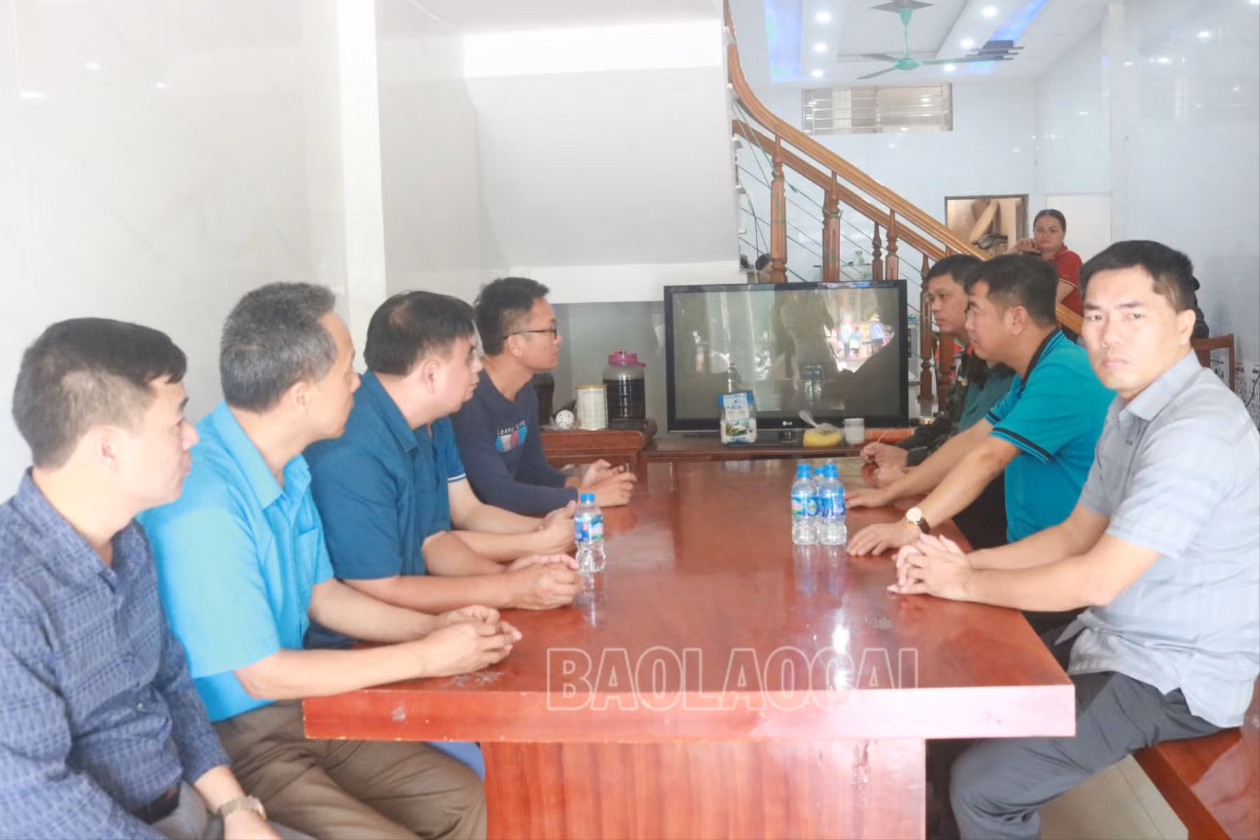 Thăm hỏi, động viên gia đình nạn nhân.jpg