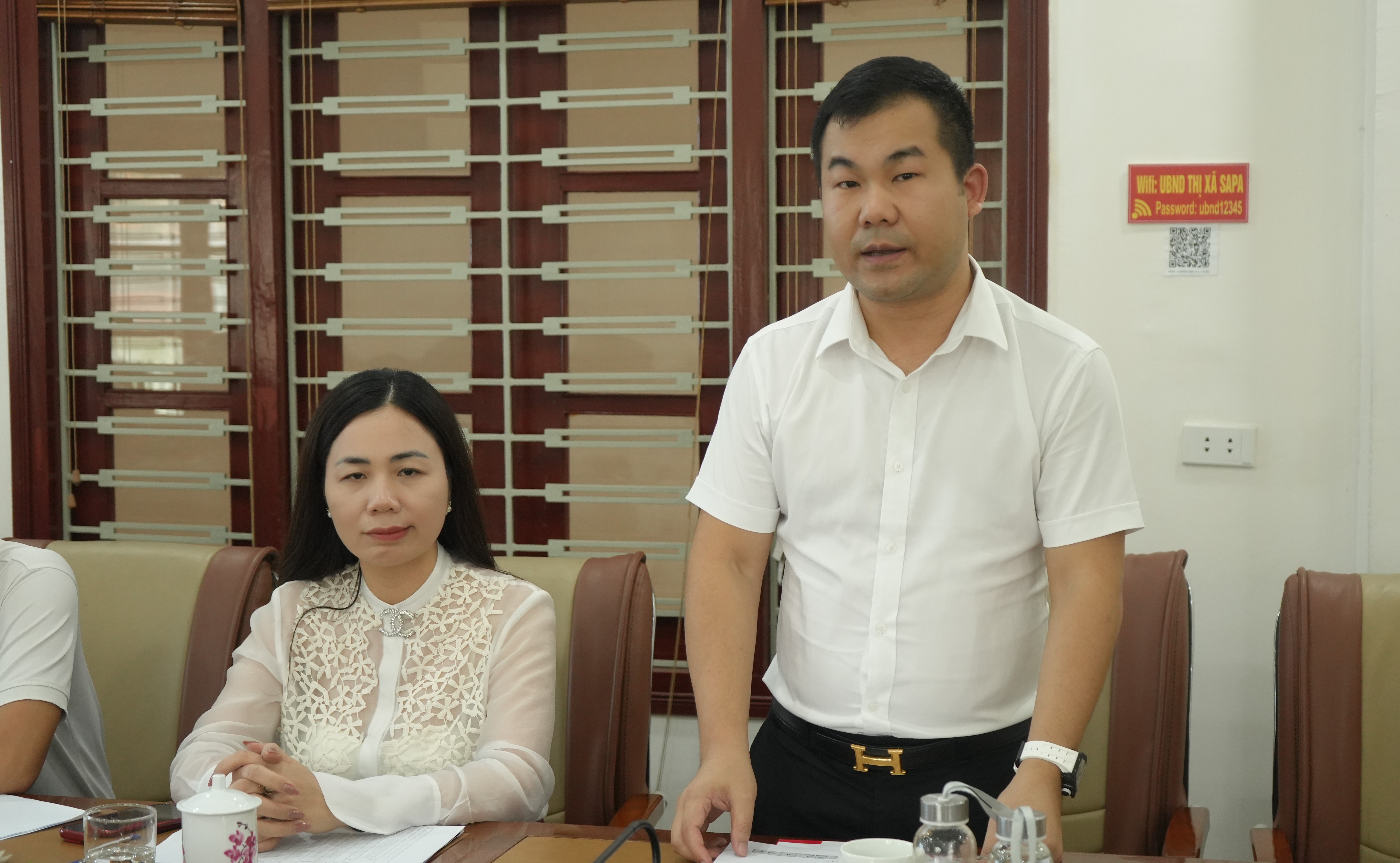 Đại diện Ban tổ chức thông tin về tiến độ chuẩn bị đêm Bán kết diễn ra tại Sa Pa. DSC01492.JPG