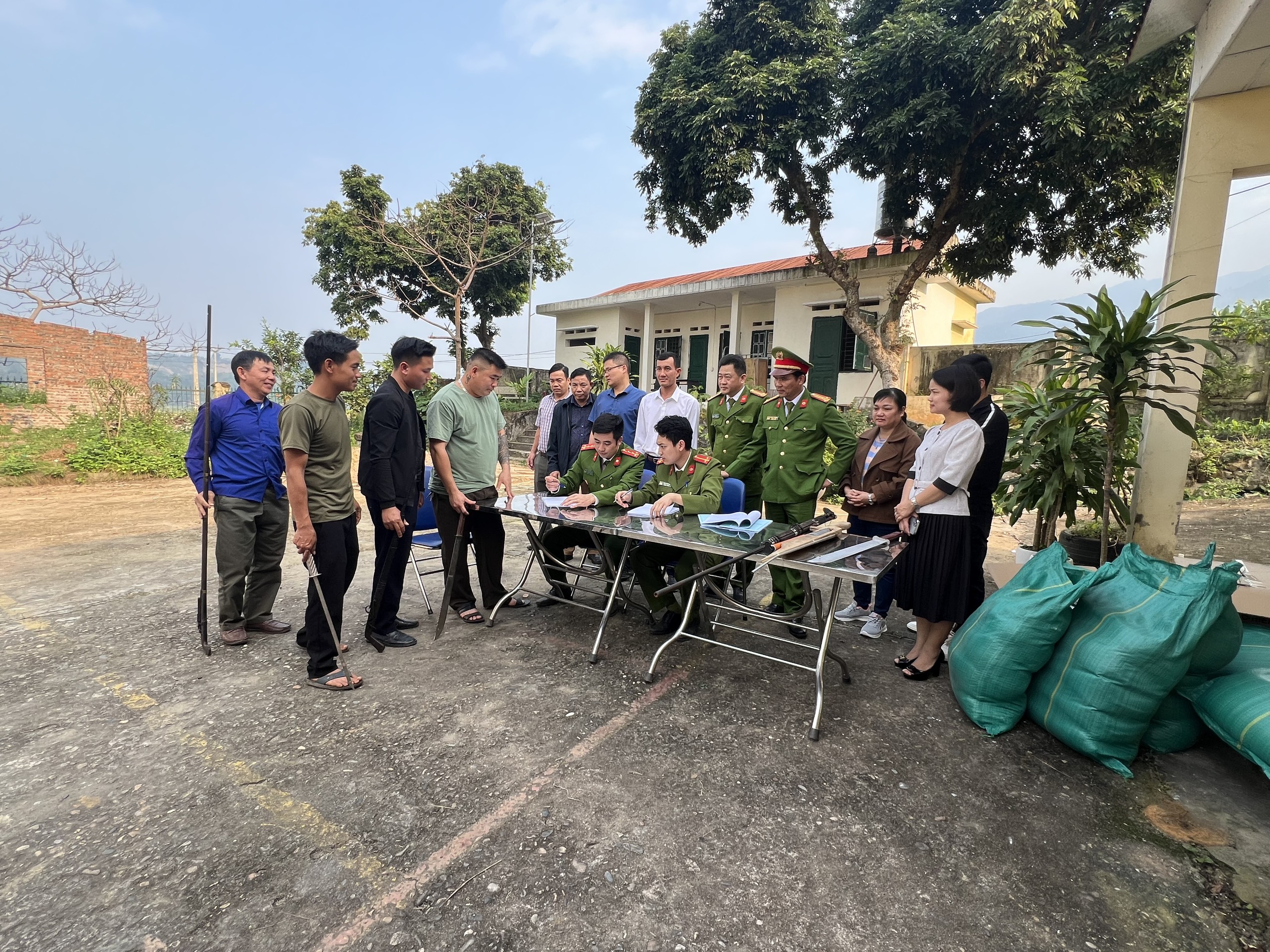 Thời gian qua, lực lượng công an trong tỉnh tích cực vận động người dân giao nộp vũ khí, công cụ hỗ trợ. Ảnh 1. Công an tỉnh Vận động người dân chủ động giao nộp vũ khí tự chế, vũ khí thô sơ và súng săn các loại (4).jpg