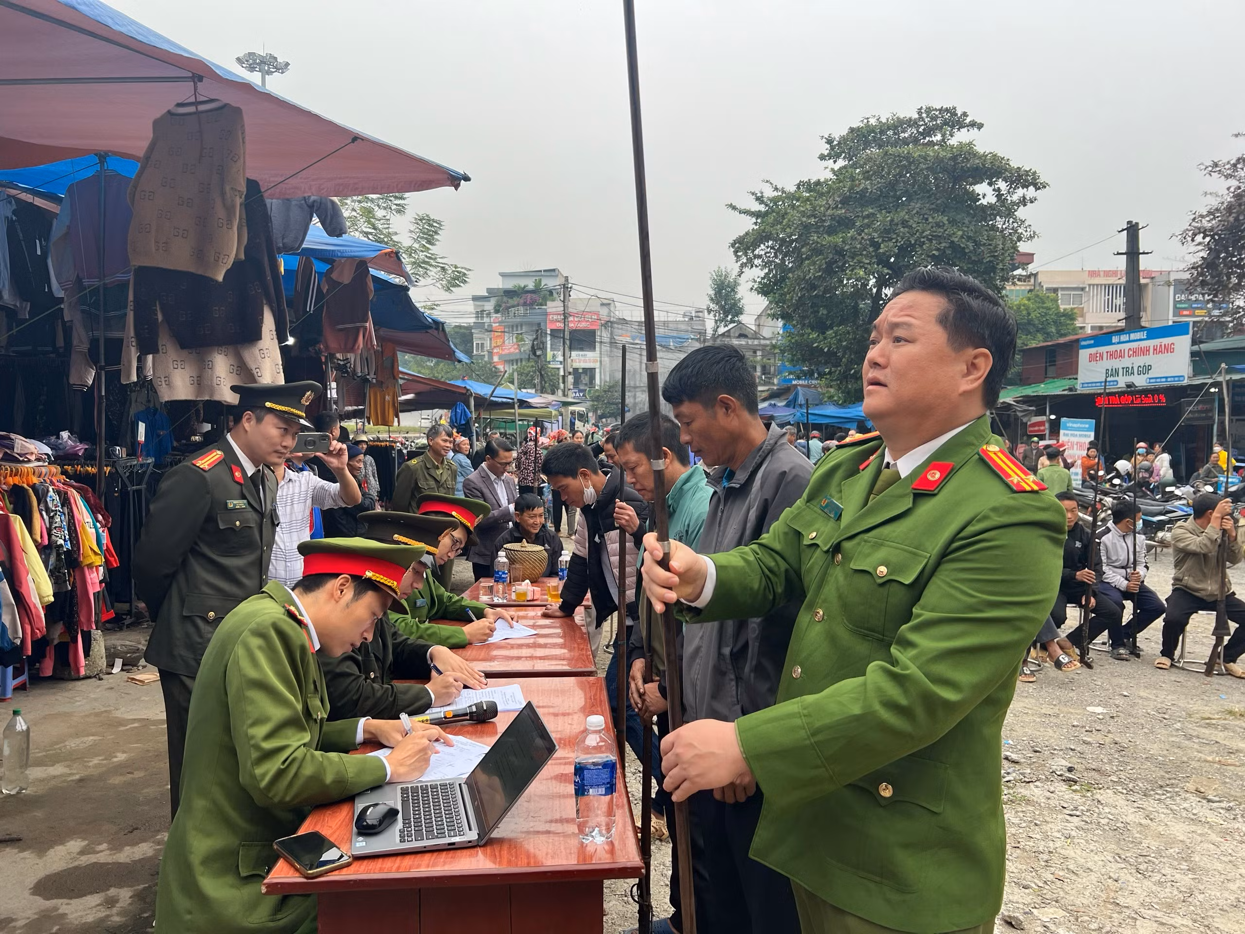 Ảnh 1. Công an tỉnh Vận động người dân chủ động giao nộp vũ khí tự chế, vũ khí thô sơ và súng săn các loại (1).jpg