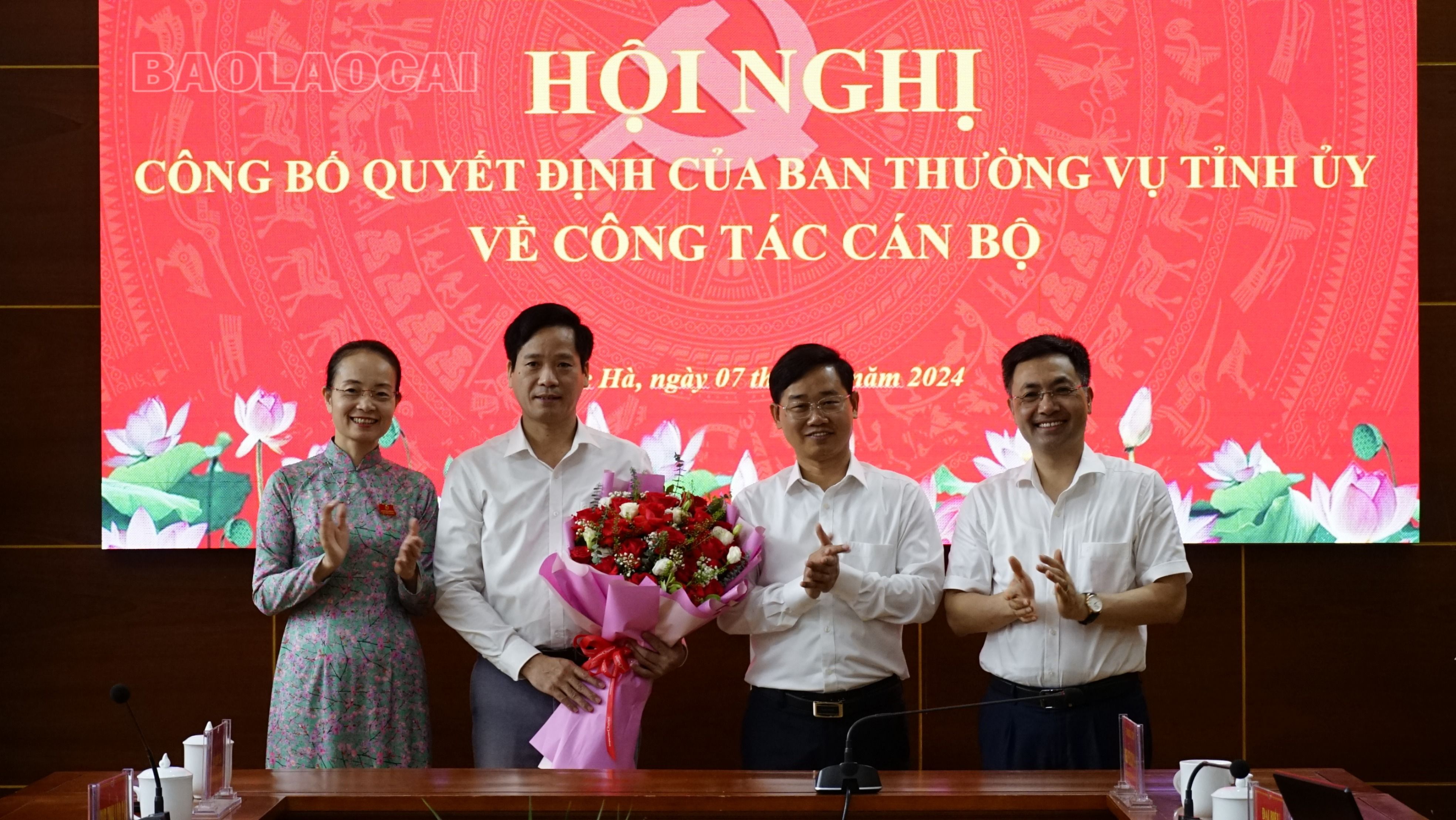 Đồng chí Trần Xuân Thảo nhận Quyết định của Ban Thường vụ Tỉnh ủy Lào Cai. _DSC3905.JPG