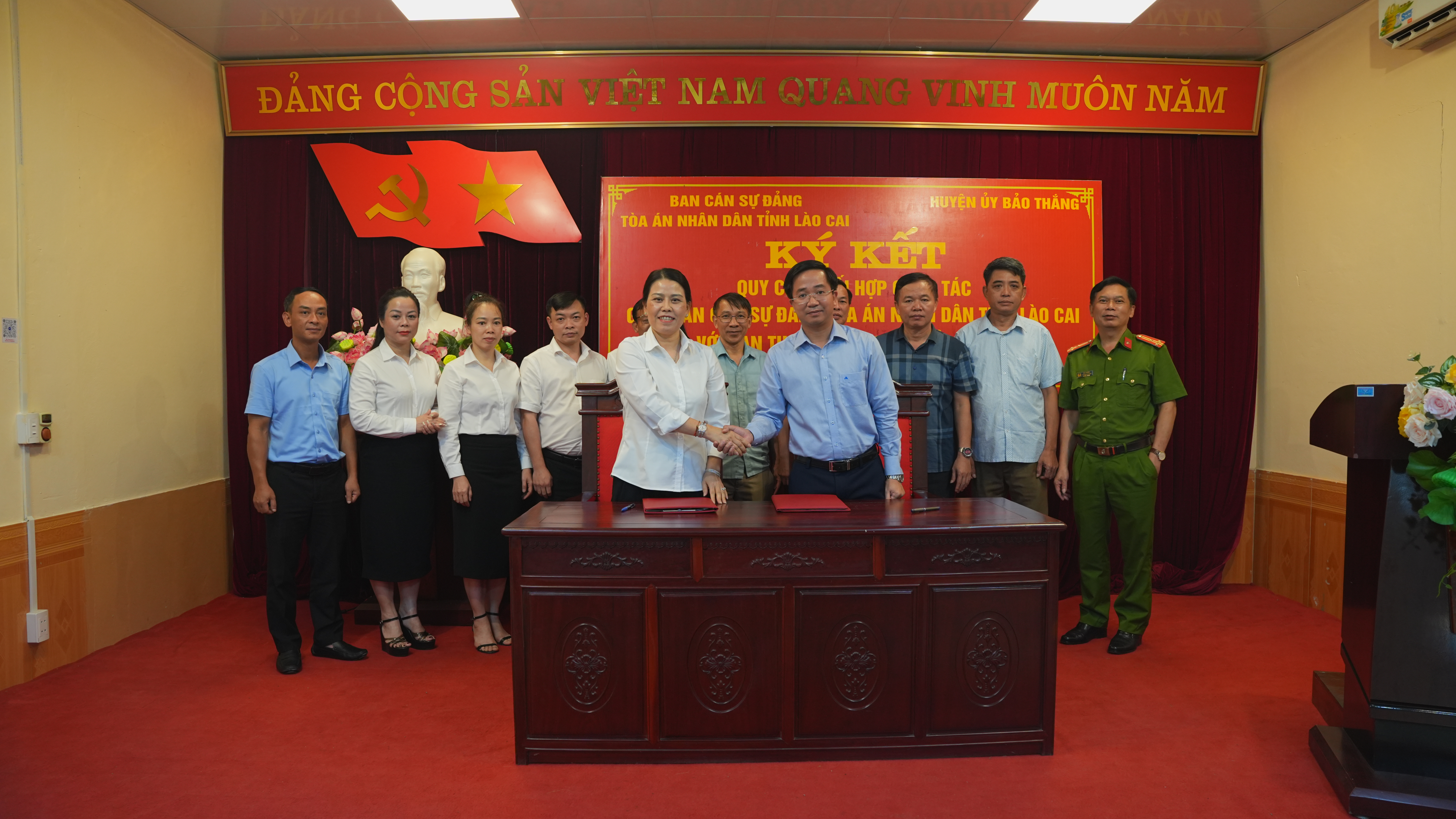 Lãnh đạo hai cơ quan, đơn vị ký kết quy chế phối hợp. Ký kết quy chế phối hợp.JPG