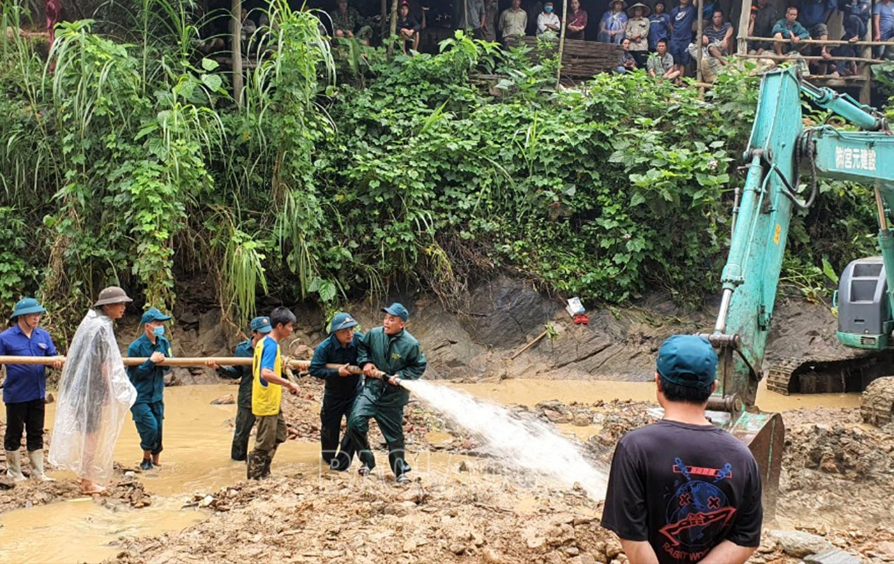 Tiếp tục triển khai công tác tìm kiếm nạn nhân.jpg