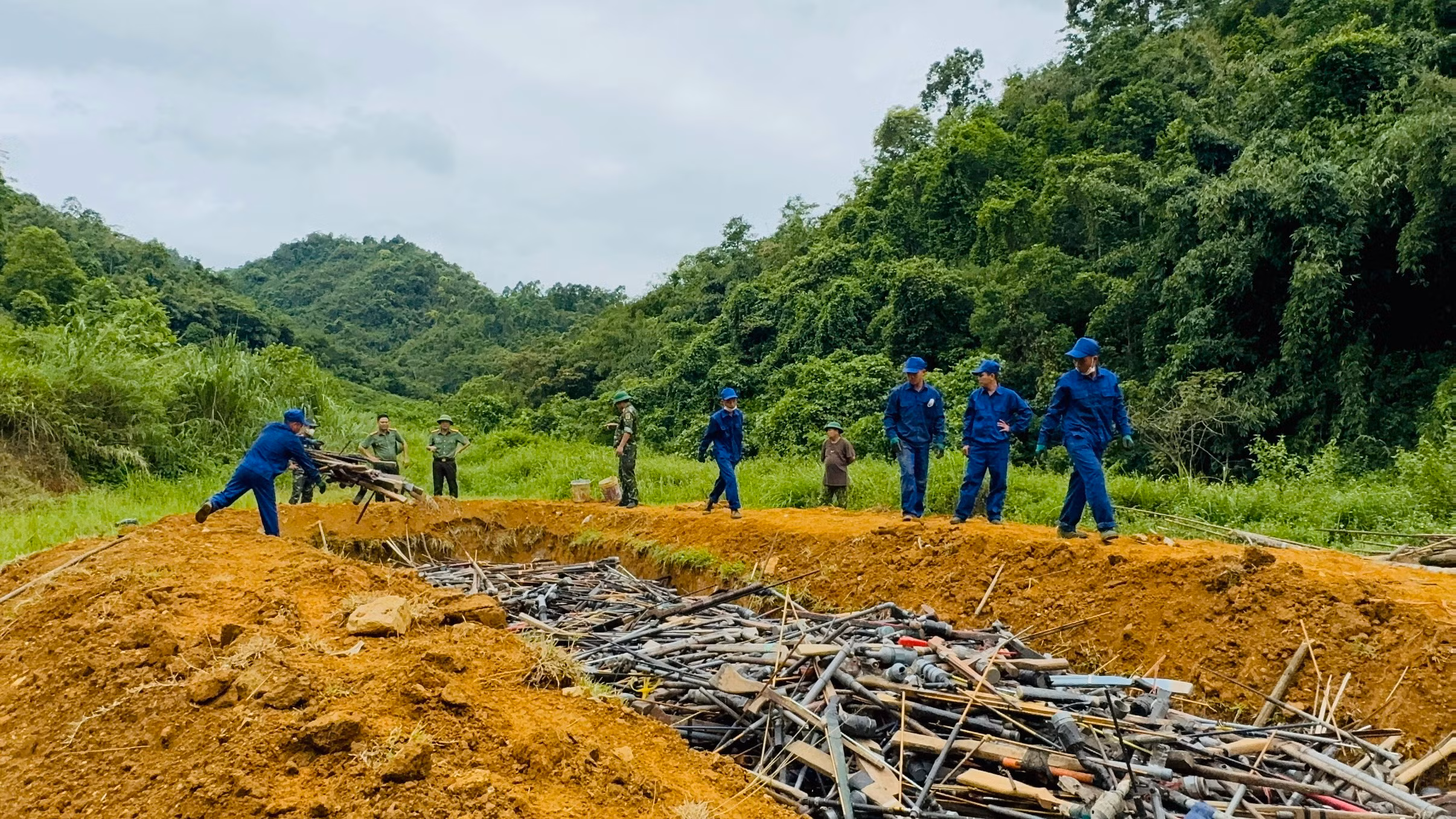 Ảnh 3. phối hợp vận chuyển toàn bộ số vũ khí, công cụ hỗ trợ vào khu vực tiêu hủy (1) .jpg
