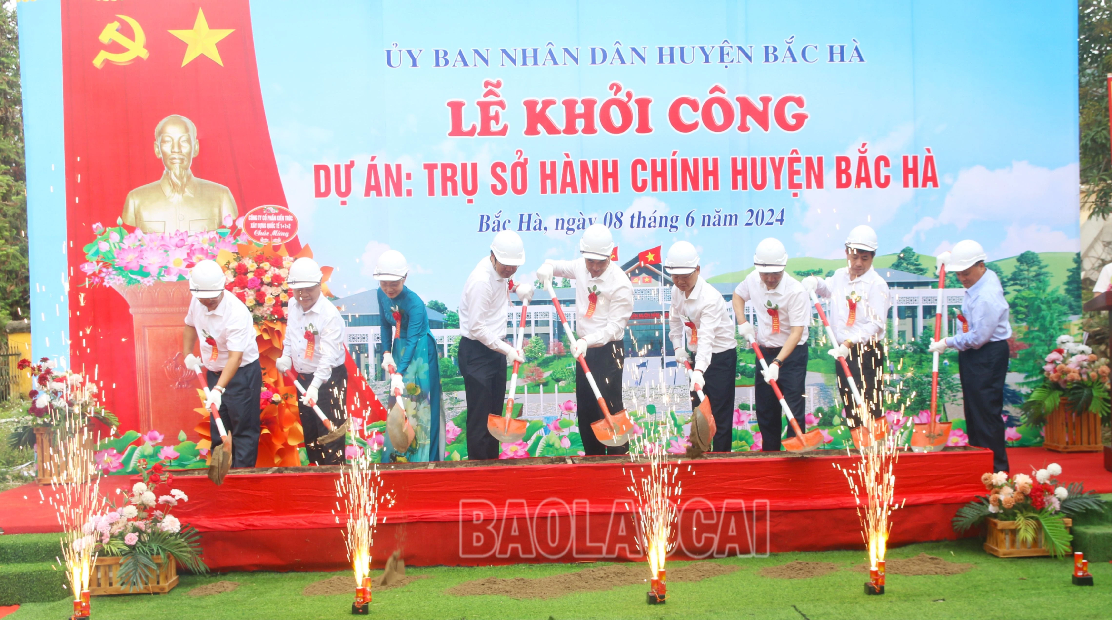Các đại biểu thực hiện nghi lễ khởi công.JPG