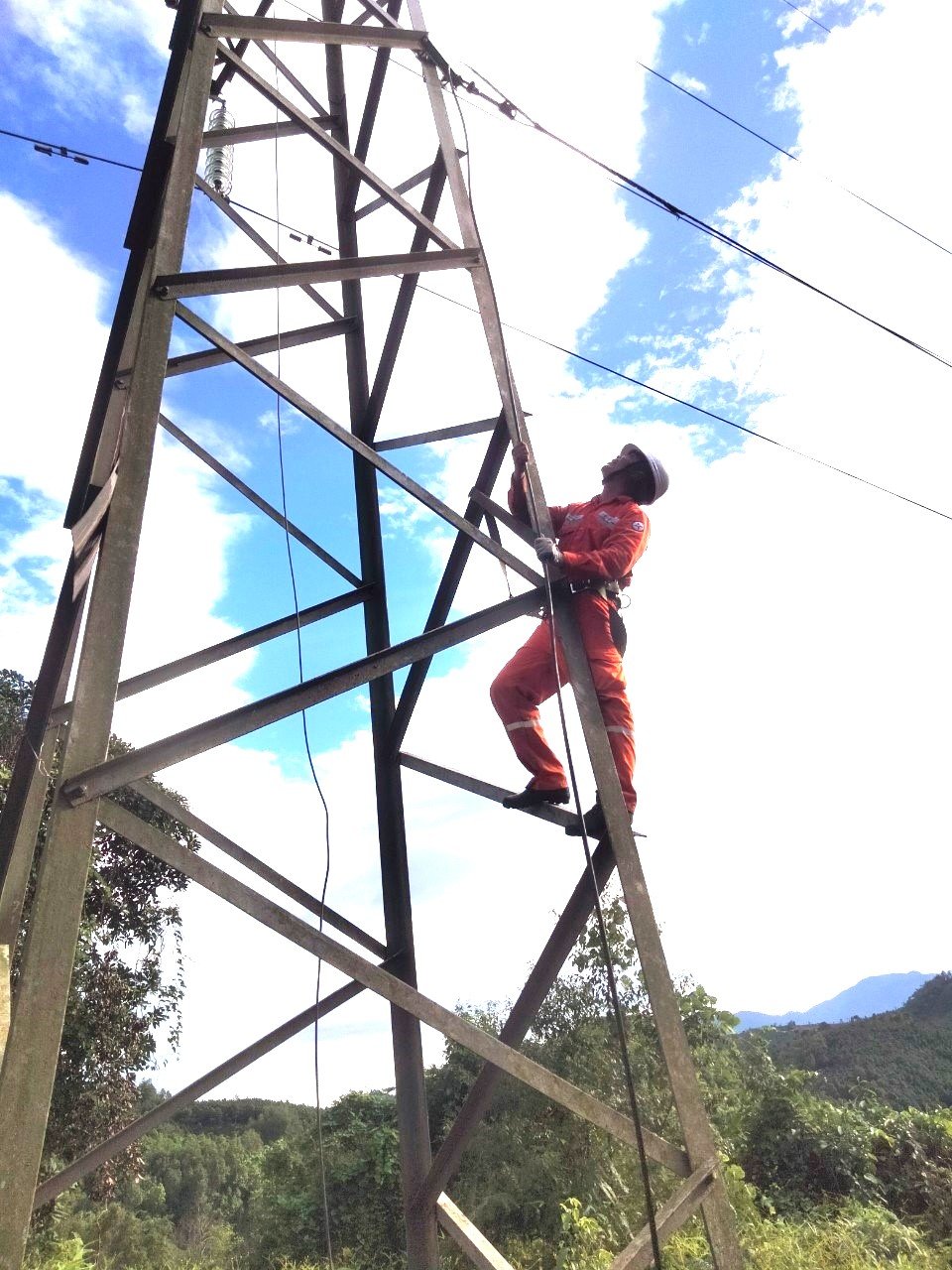Công nhân Đội Quản lý vận hành lưới điện cao thế Lào Cai thực hiện công việc trên lưới. z5516090918982_2d9dc32da9bf2bd78bc0ae60d75ea325.jpg