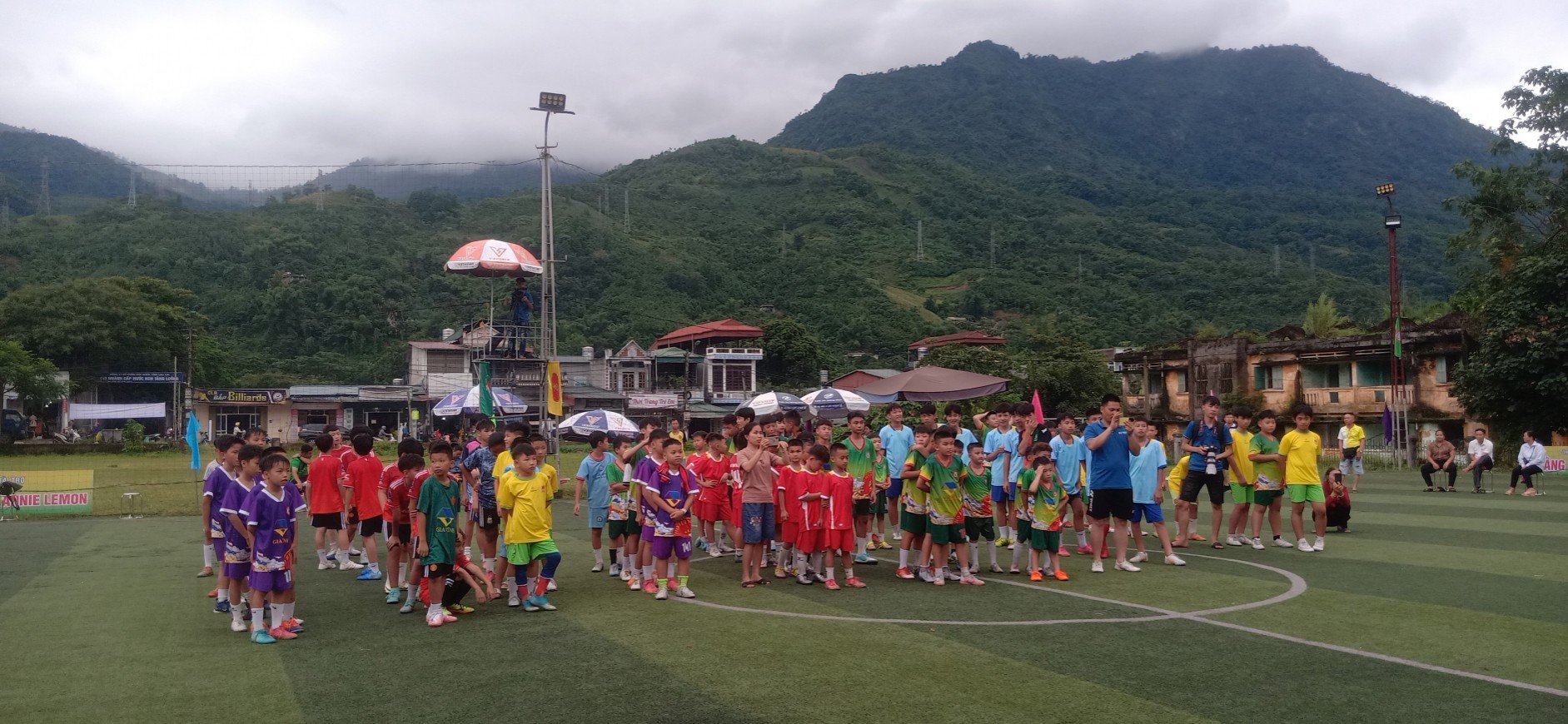 Giải thu hút 12 đội bóng tham gia. Toàn cảnh.jpg