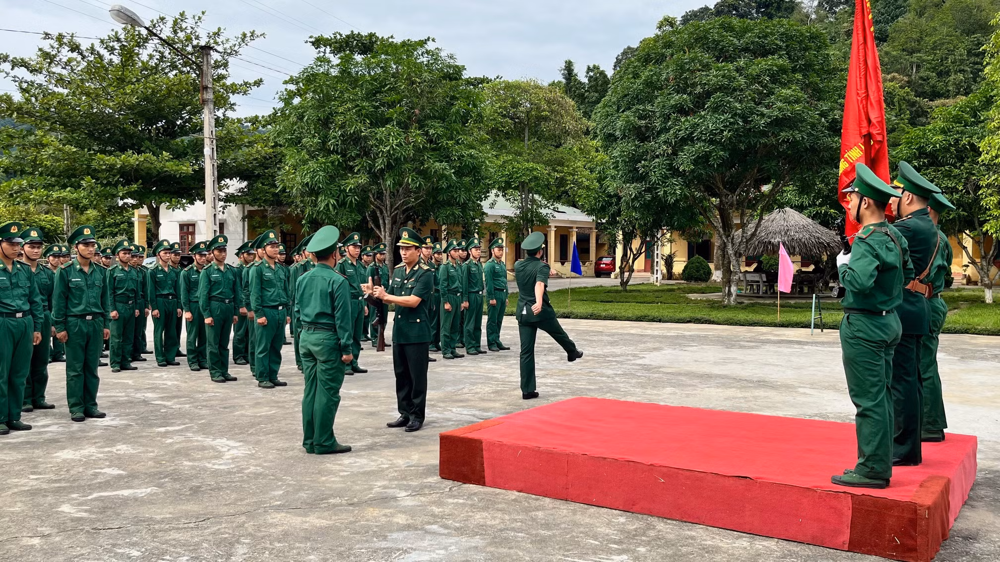 Trung tá Nguyễn Văn Cường Tiểu đoàn trưởng trao vũ khí cho chiến sĩ mới.jpg