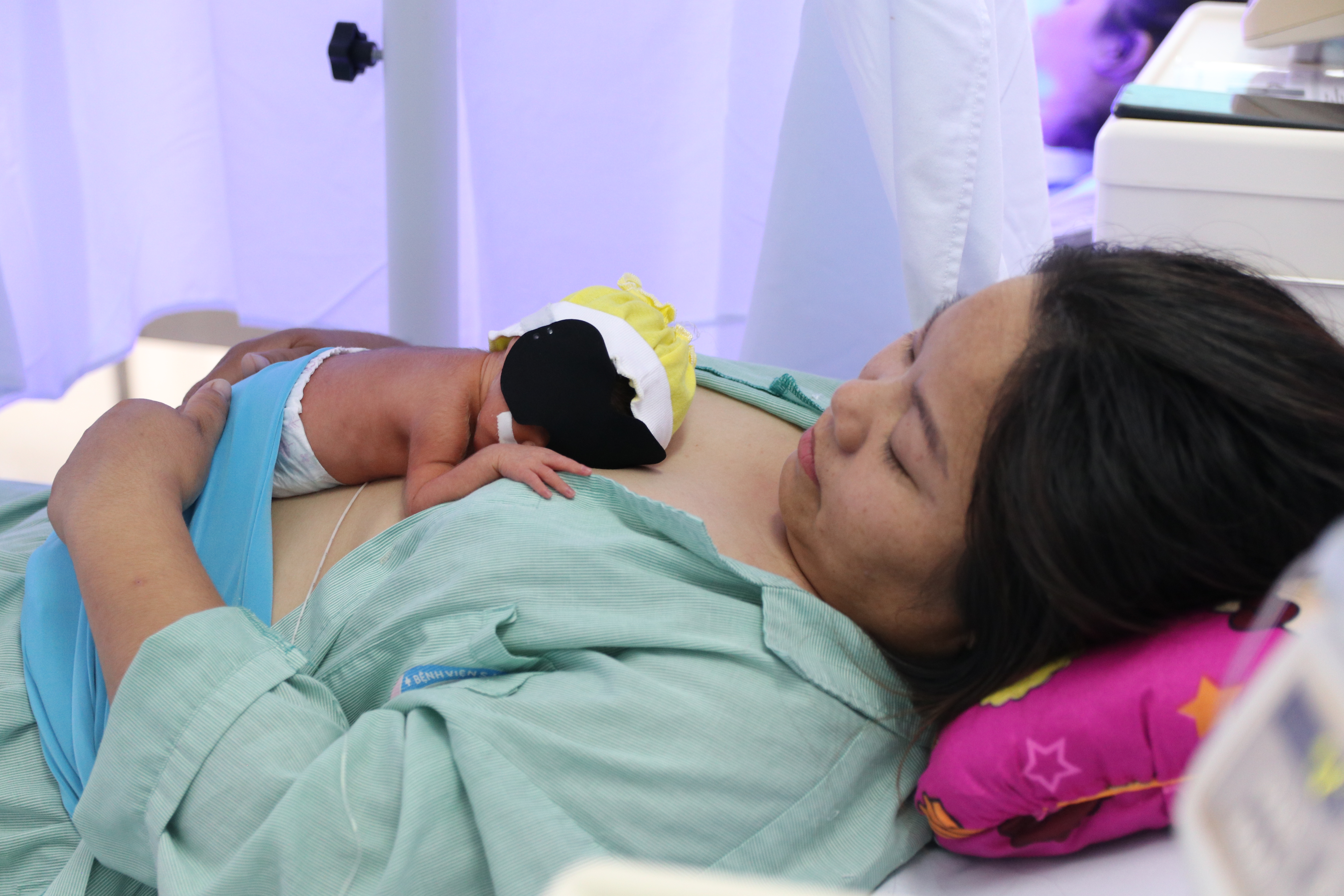 Phương pháp Kangaroo mang lại nhiều lợi ích cho mẹ và trẻ sinh non tháng. 2.JPG
