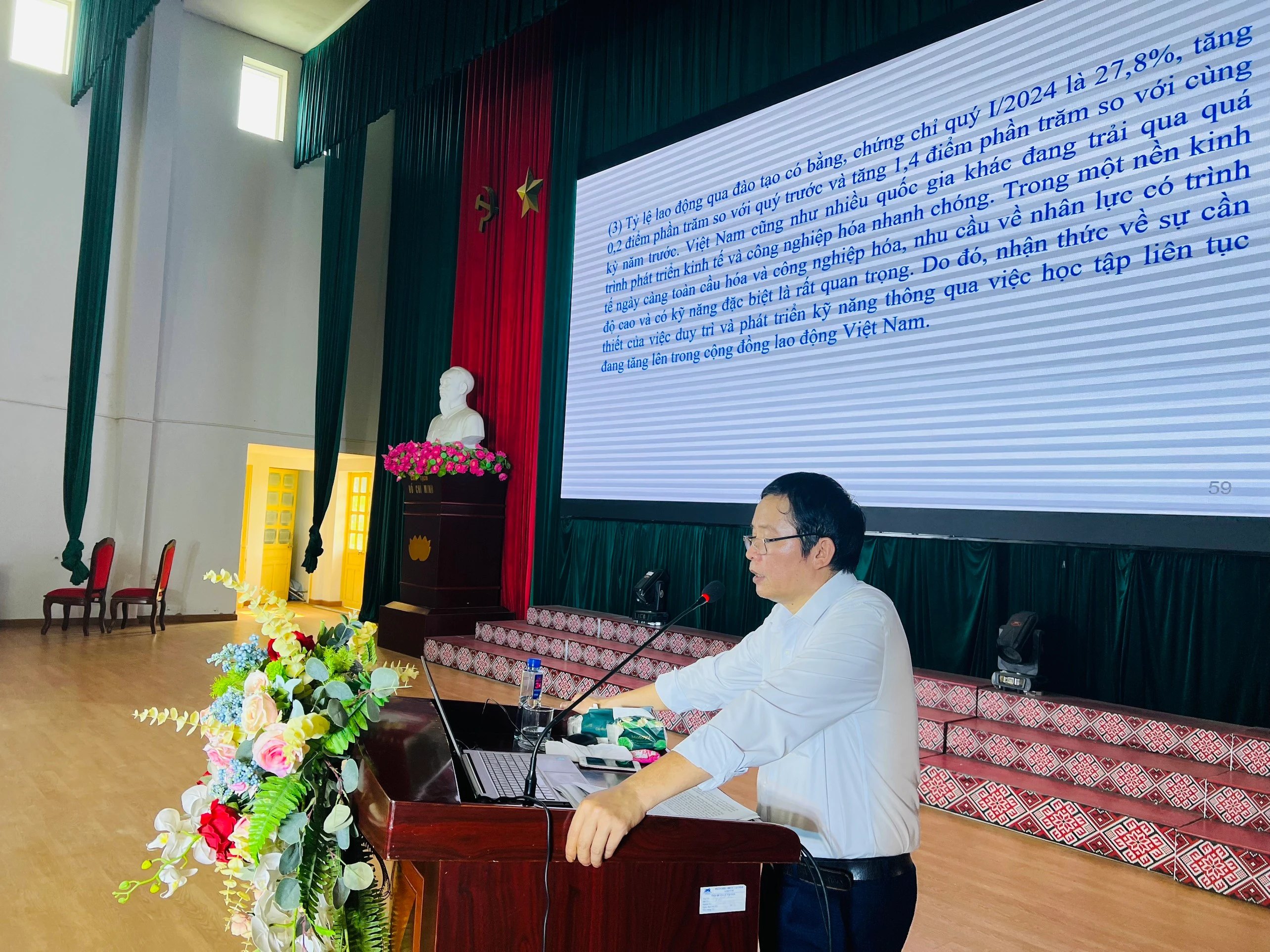 Đồng chí Nguyễn Văn Dũng - Đảng uỷ viên - Phó Trưởng Ban Tuyên giáo Đảng uỷ Khối cơ quan doanh nghiệp tỉnh chia sẻ tới các bạn sinh viên.jpg