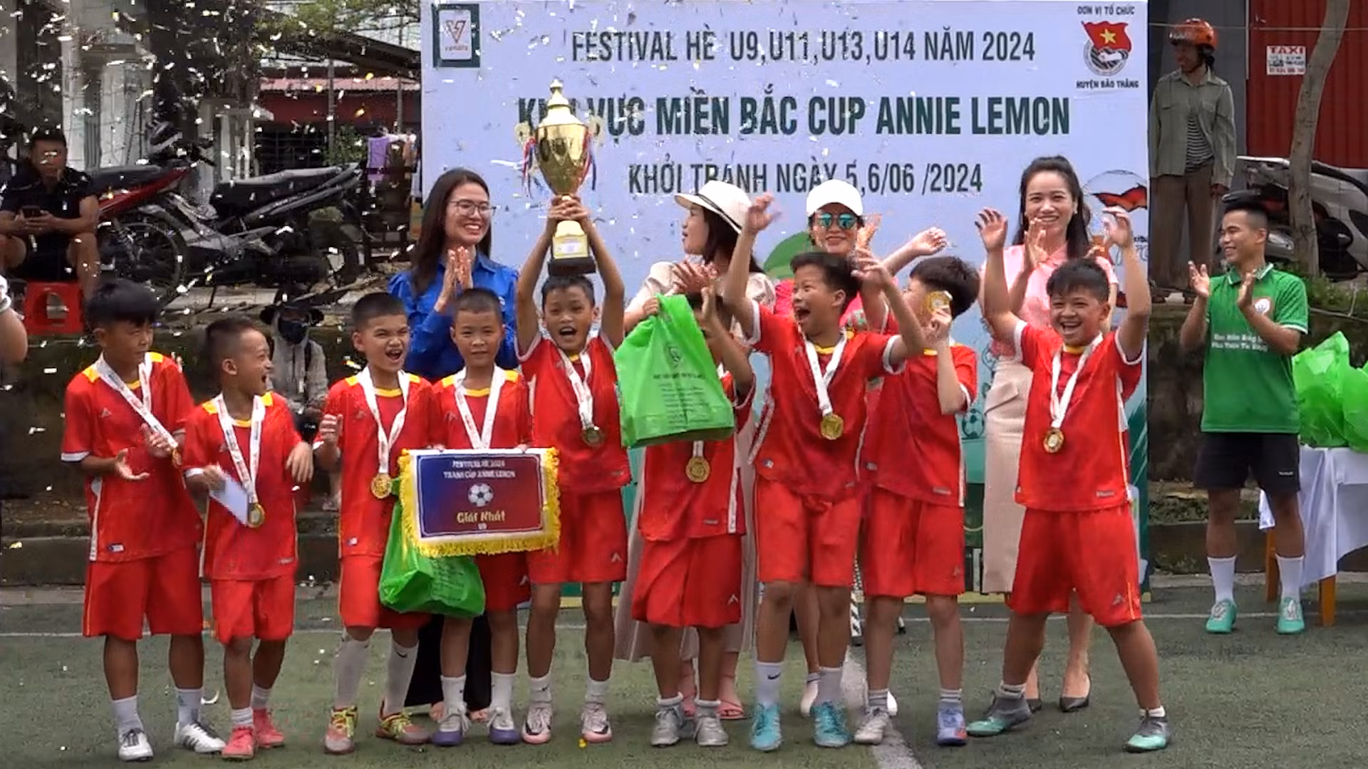 trao cúp cho đội chiến thắng.jpg