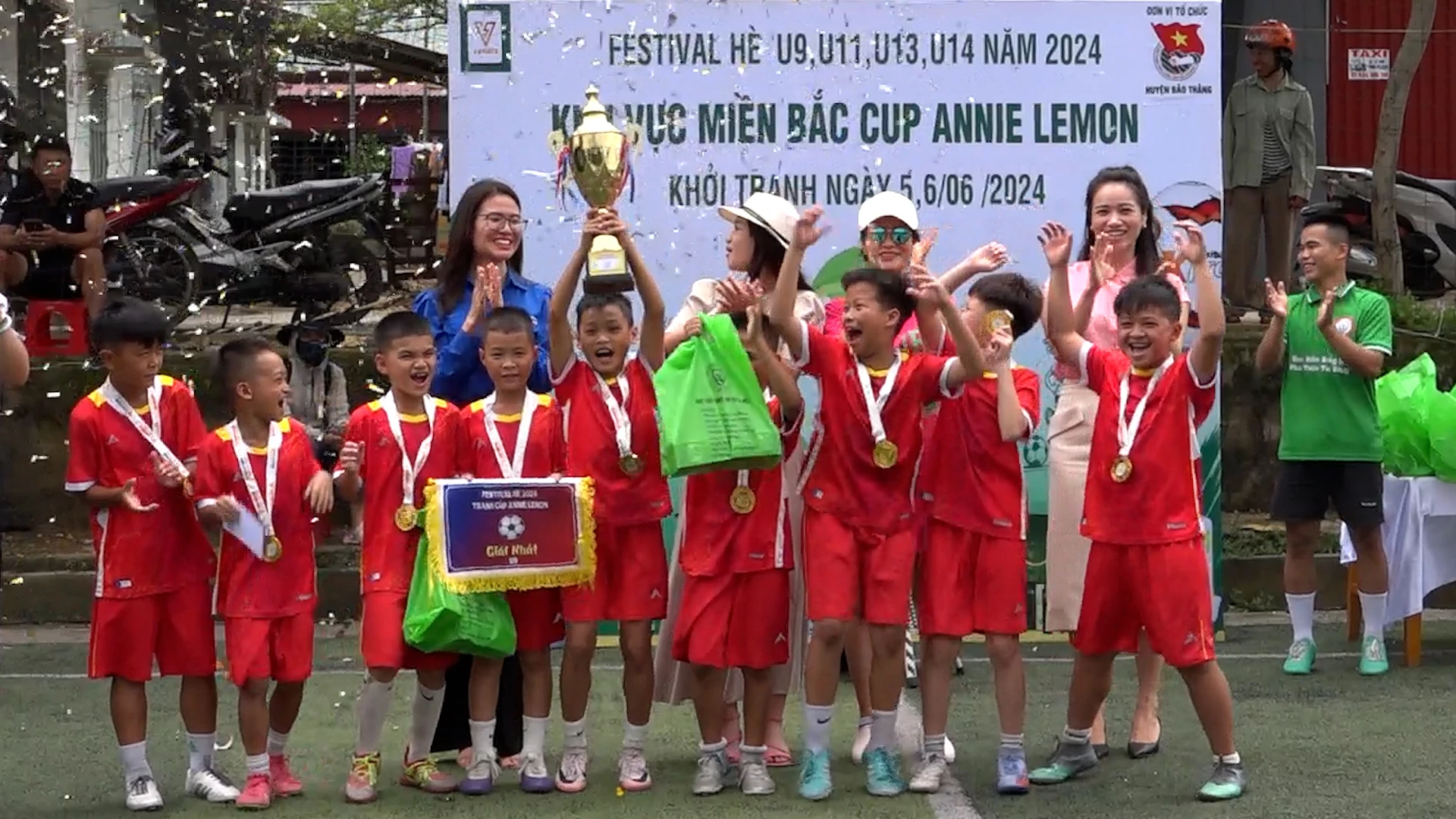 trao cúp cho đội chiến thắng.jpg