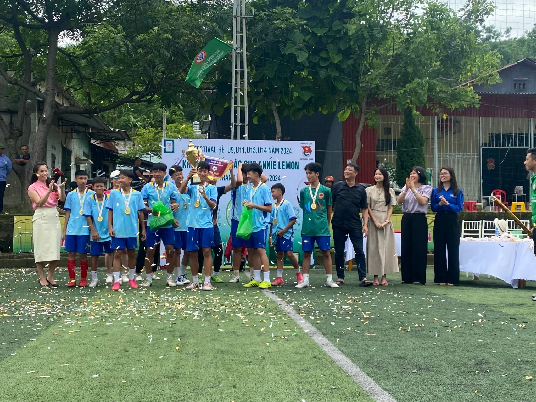 Trao cúp chiến thắng 1.jpg