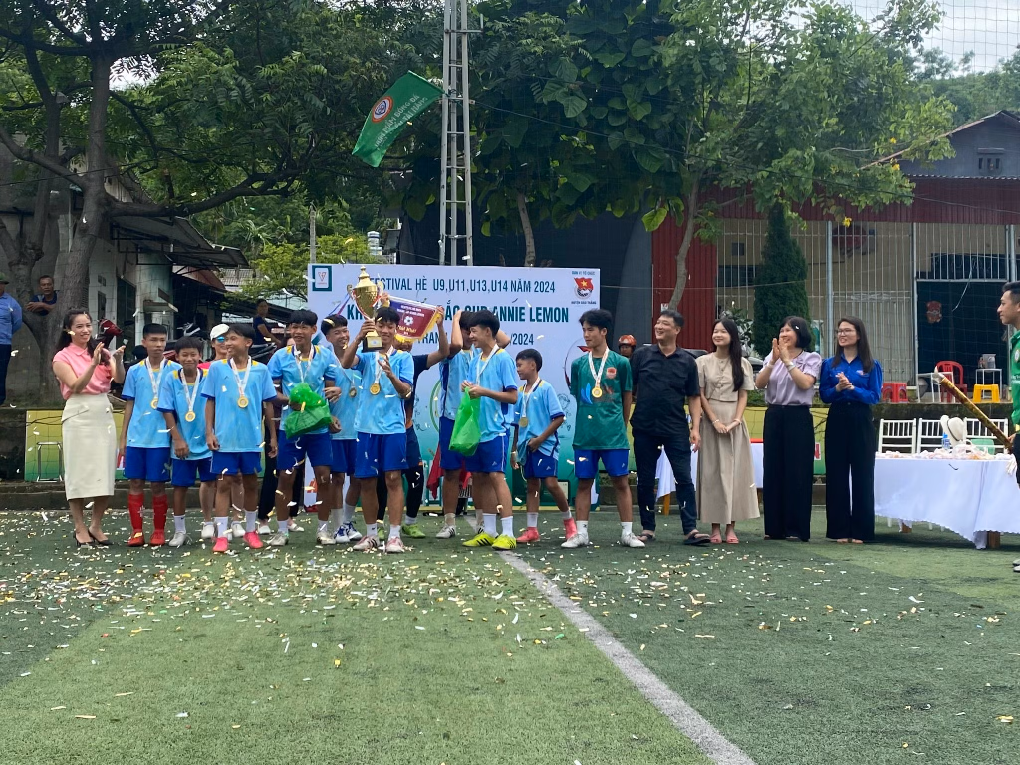 Trao cúp chiến thắng 1.jpg