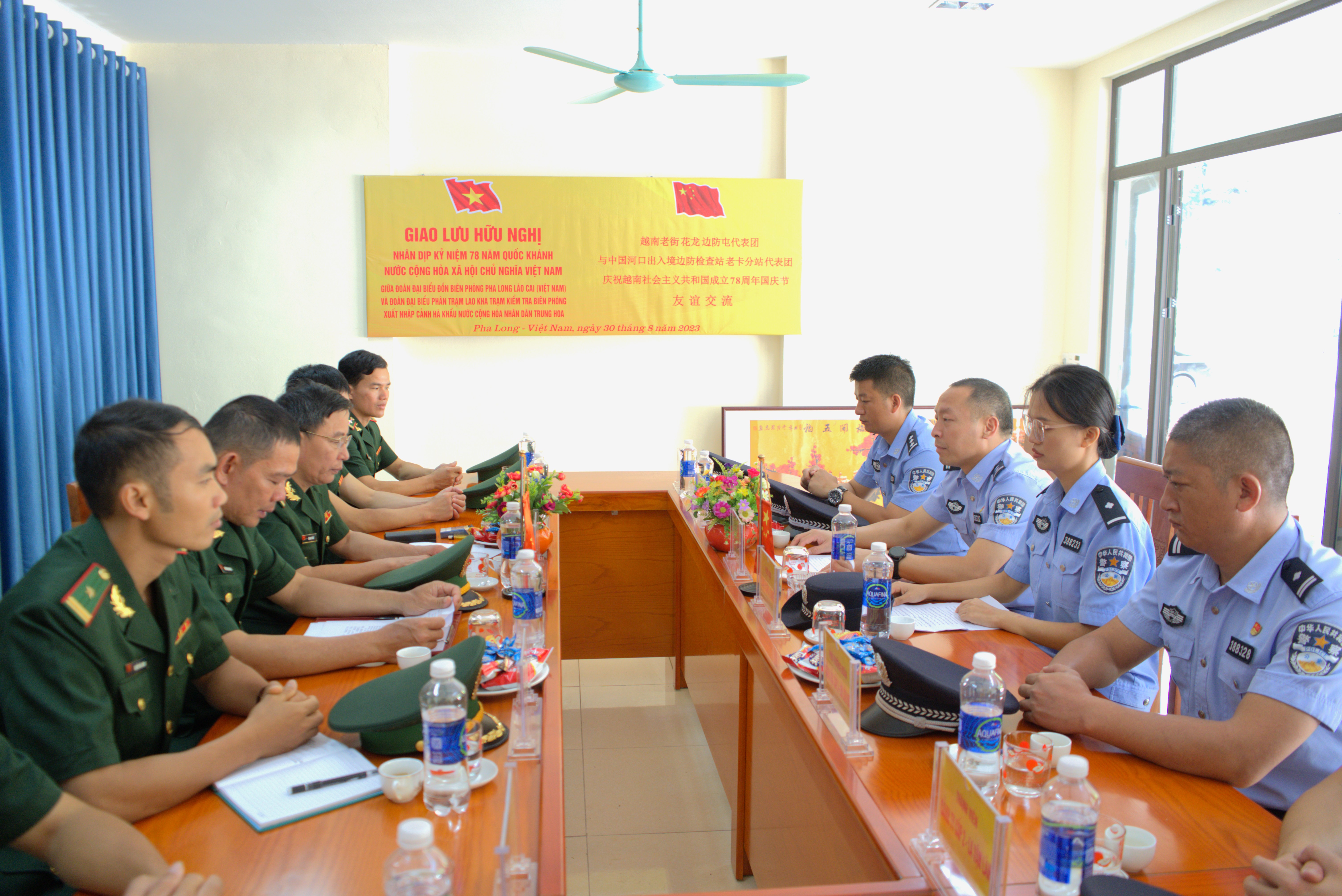 Quang cảnh buổi giao lưu hữu nghị. Quang cảnh Buổi giao lưu hữ nghị.jpg