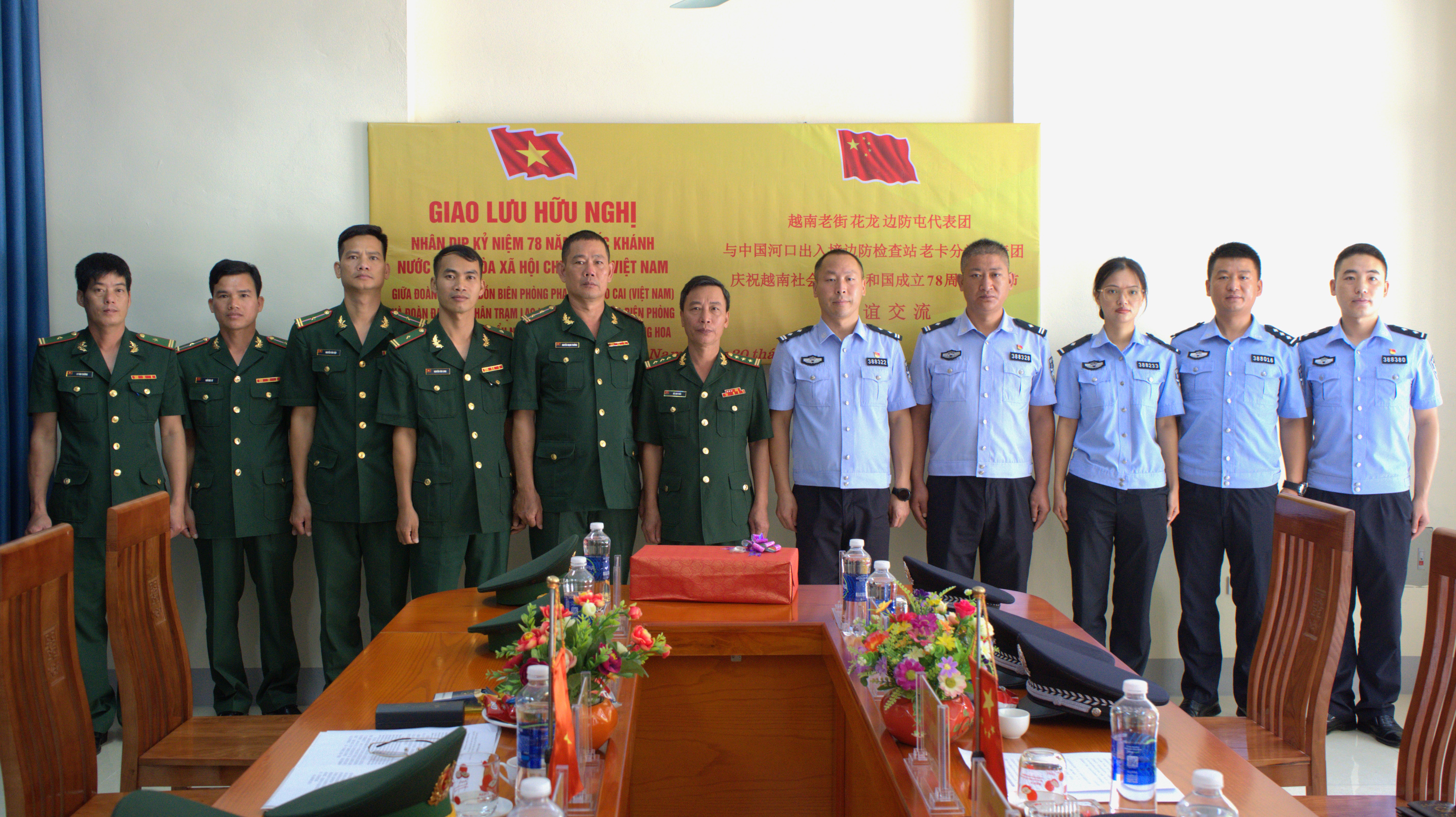 Hai đoàn đại biểu chụp ảnh lưu niệm. Hai Đoàn đại biểu chụp ảnh lưu niệm.jpg
