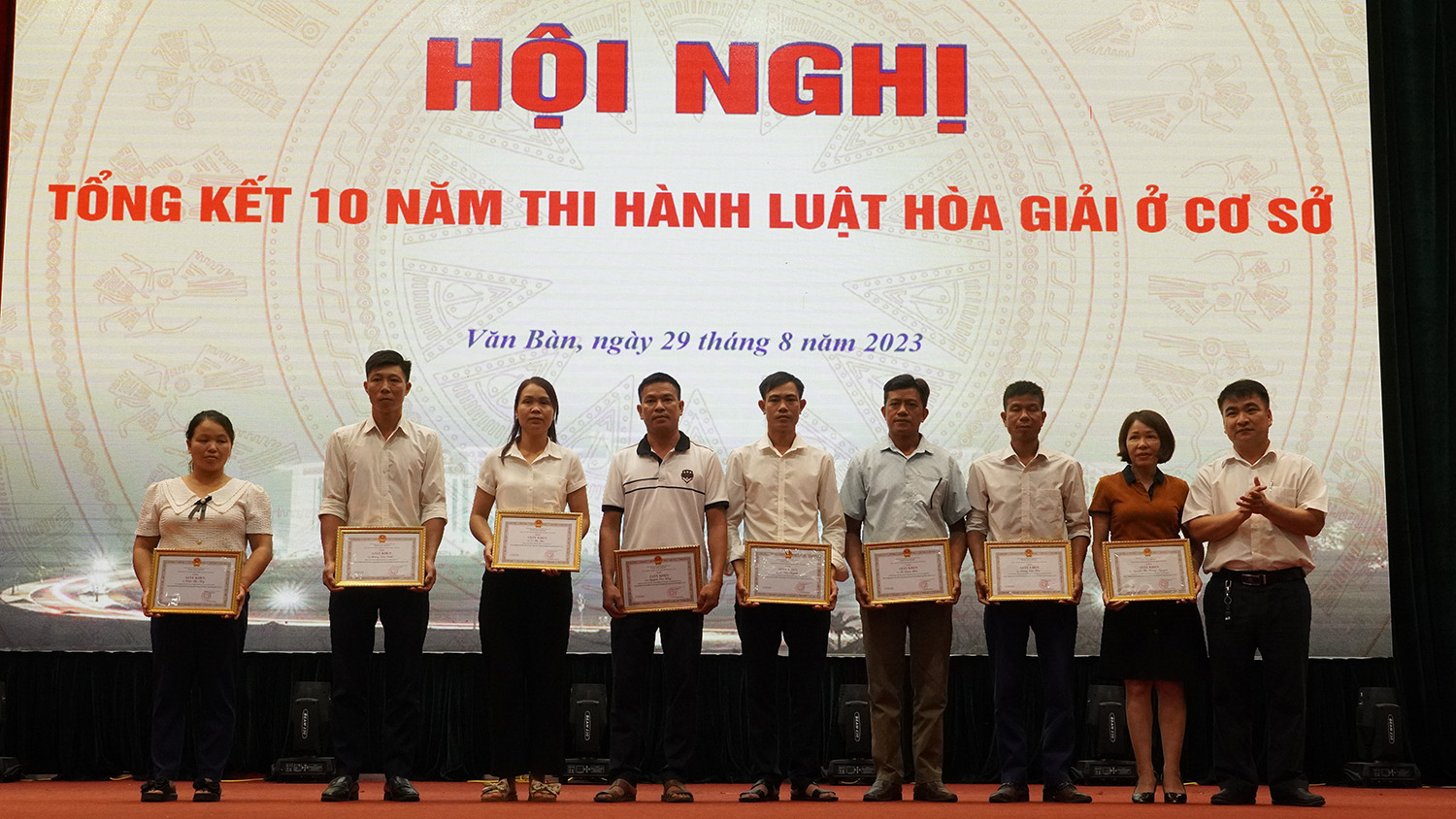 Khen thưởng các tập thể, cá nhân có thành tích xuất sắc trong thực hiện Luật Hòa giải ở cơ sở. hòa giải.jpg