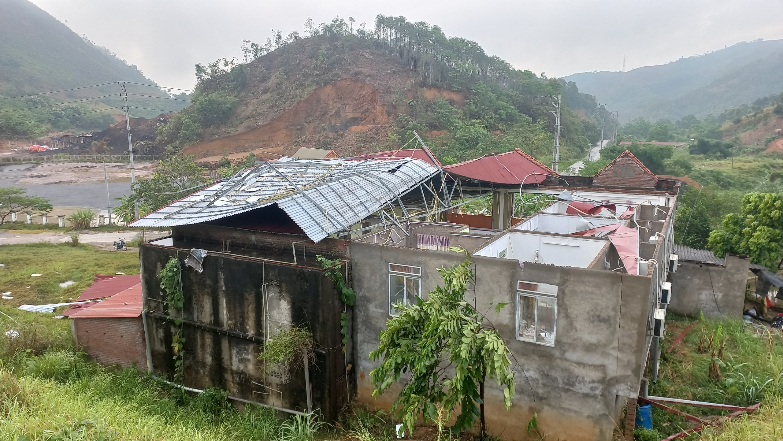 Dông lốc gây tốc mái nhà dân tại huyện Bảo Yên đầu tháng 6 năm 2023. dong loc.jpg