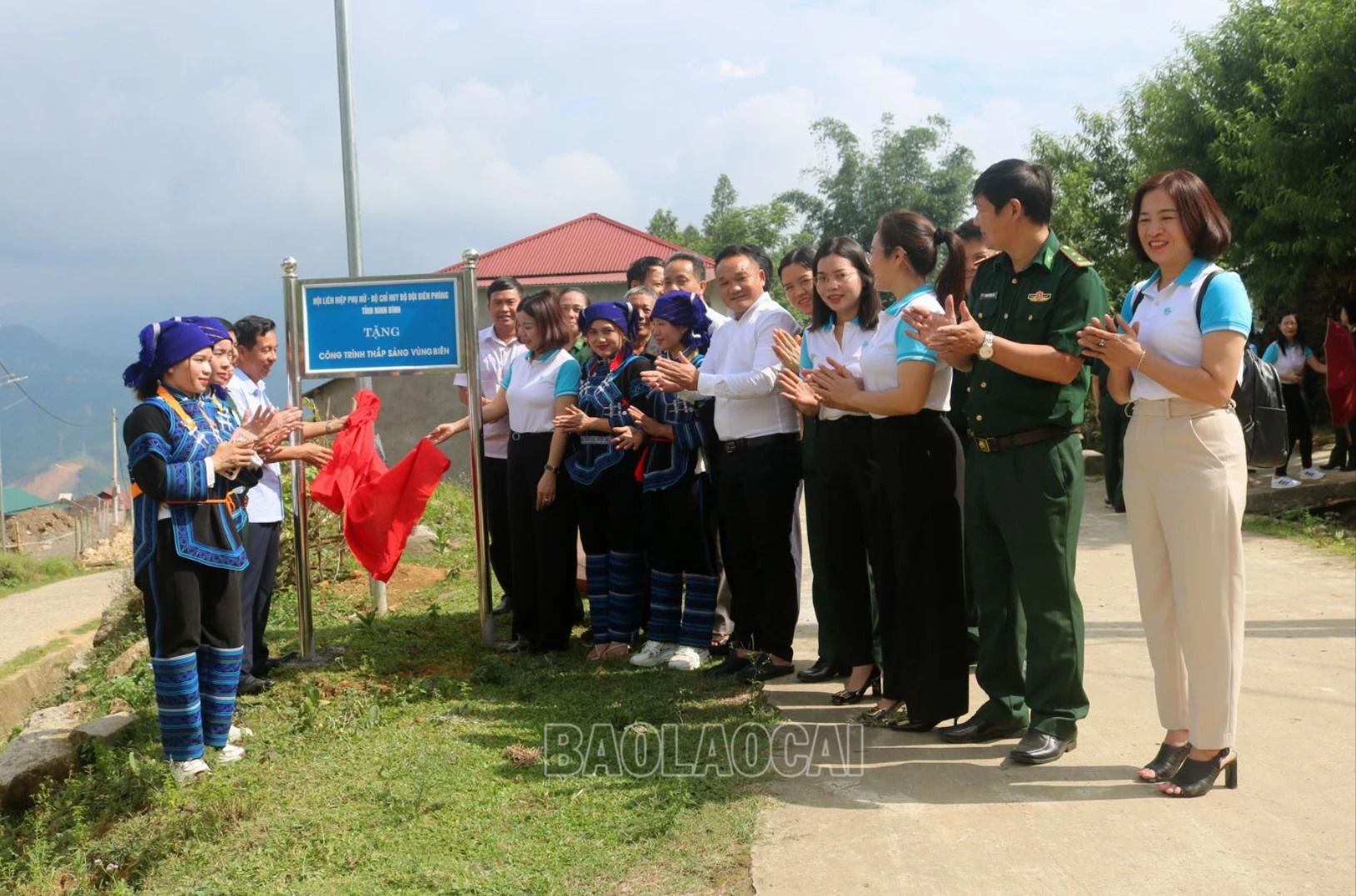 Gỡ băng khánh thành công trình thắp sáng vùng biên.jpg