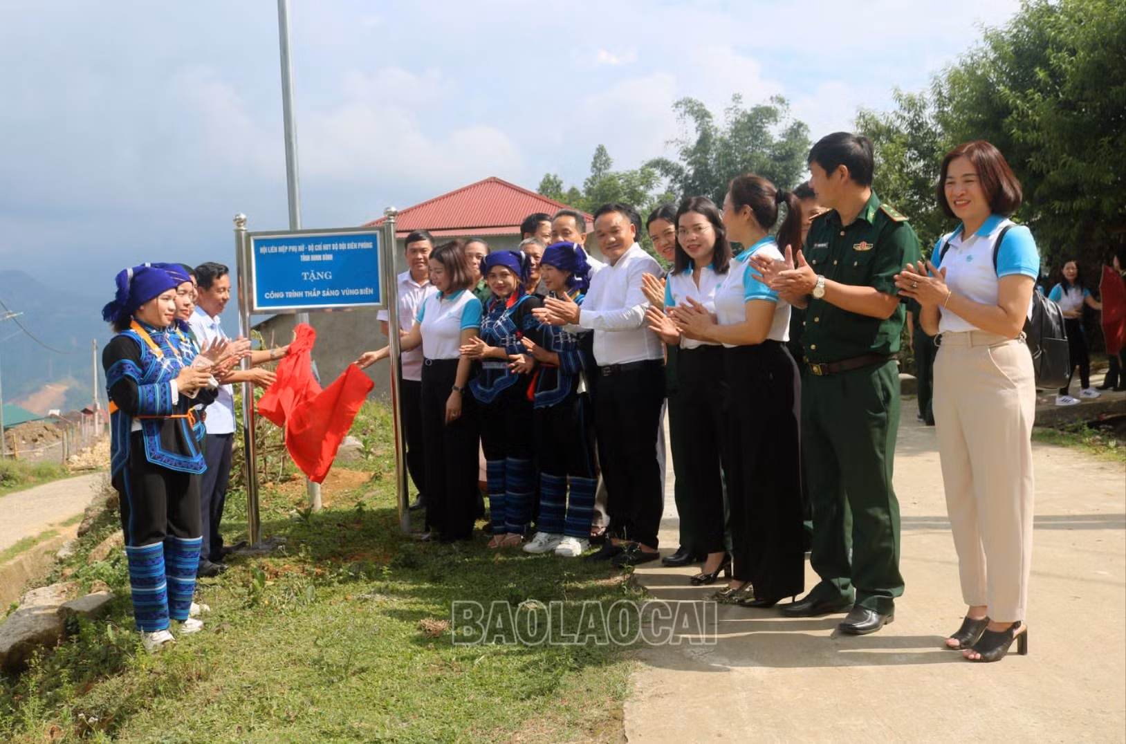 Gỡ băng khánh thành công trình thắp sáng vùng biên.jpg