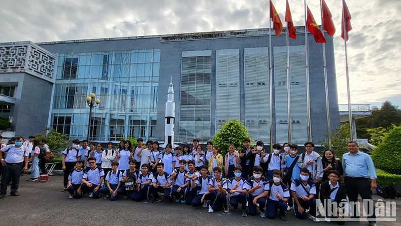 Các em học sinh, sinh viên có dịp trải nghiệm trong Tuần lễ NASA Việt Nam. Các em học sinh, sinh viên có dịp trải nghiệm trong Tuần lễ NASA Việt Nam.