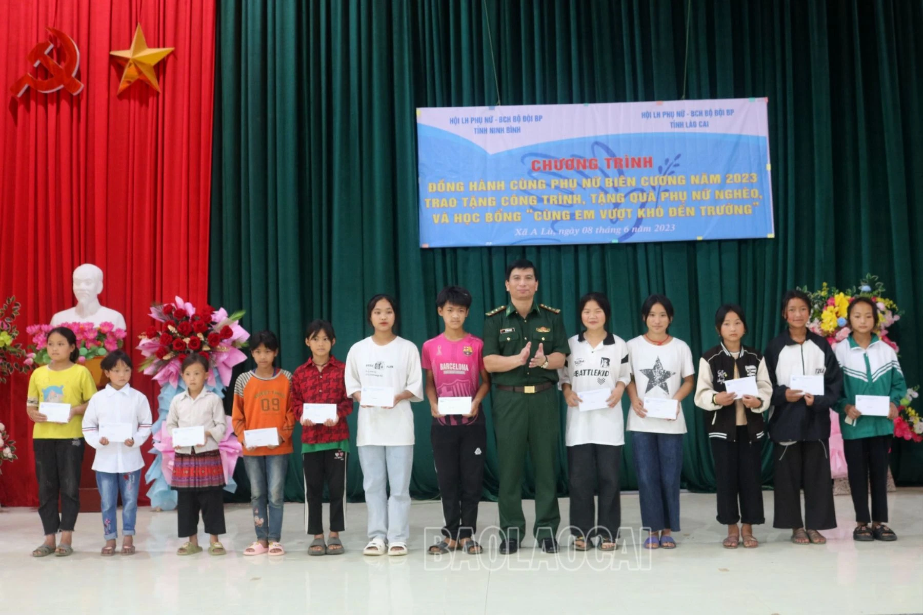 Trao học bổng cho các cháu học sinh.jpg