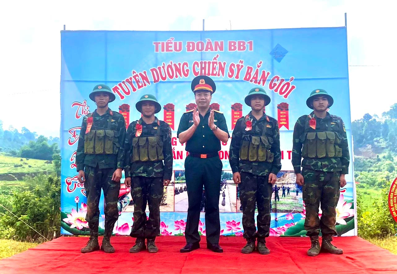 Tuyên dương chiến sĩ bắn đạn thật đạt thành tích cao..jpg