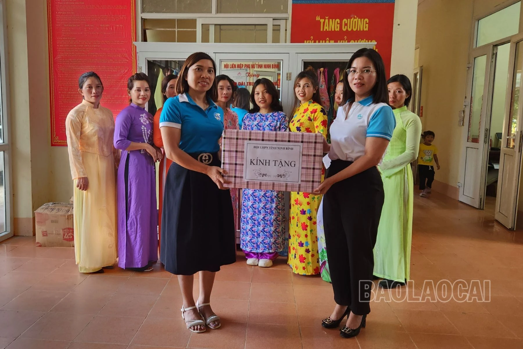 Trao 100 bộ áo dài truyền thống cho hội viên phụ nữ xã A Lù.jpg