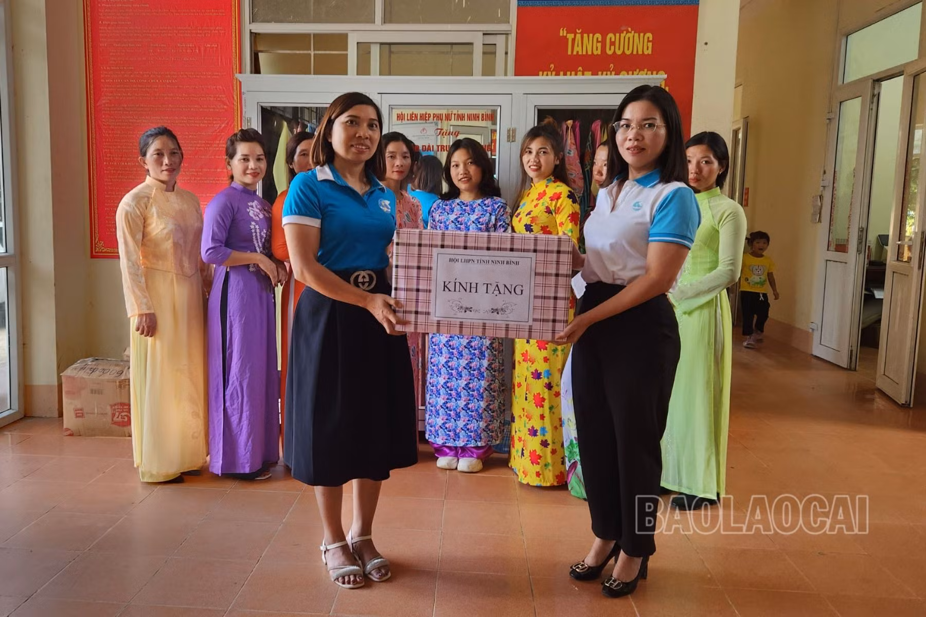 Trao 100 bộ áo dài truyền thống cho hội viên phụ nữ xã A Lù.jpg