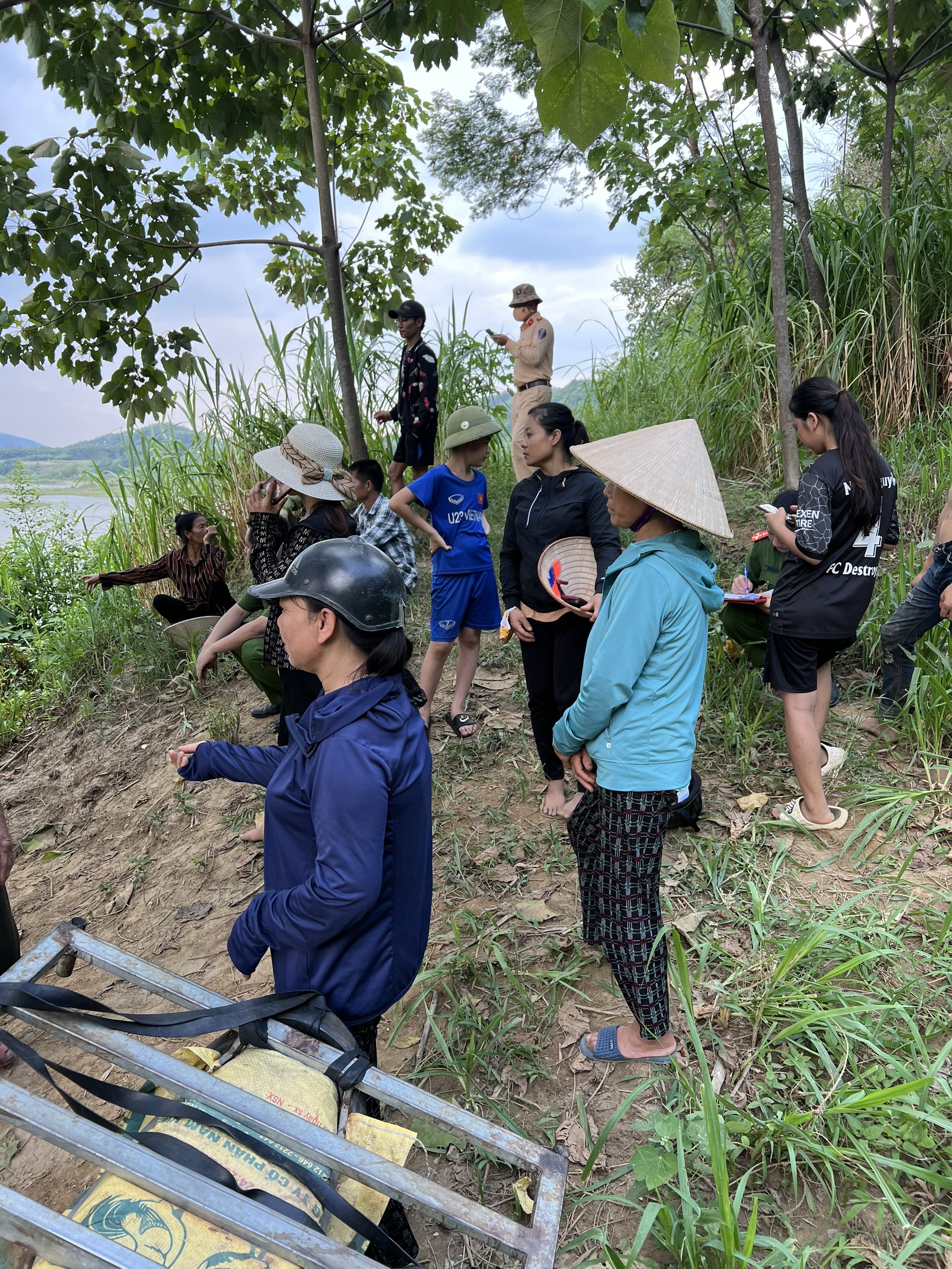 Lực lượng chức năng và người dân địa phương phối hợp tìm kiếm cháu bé mất tích. z4405307381497_baee9a0d539ab2801e4117675286bbdc.jpg