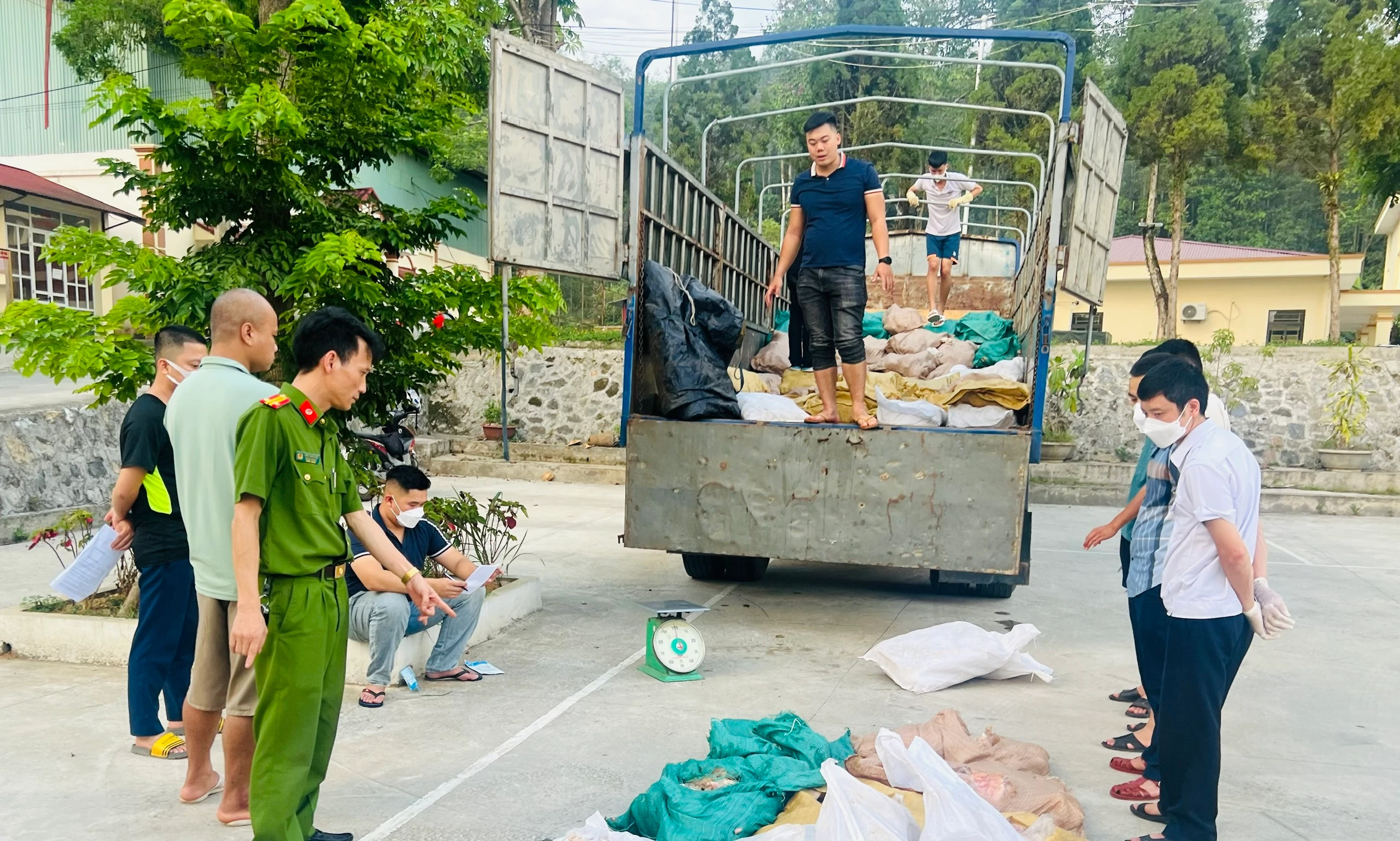 Ảnh 2. Lực lượng chức năng tiến hành kiểm đếm toàn bộ lô hàng 180 bao thực phẩm đang bốc mùi phân hủy.jpg