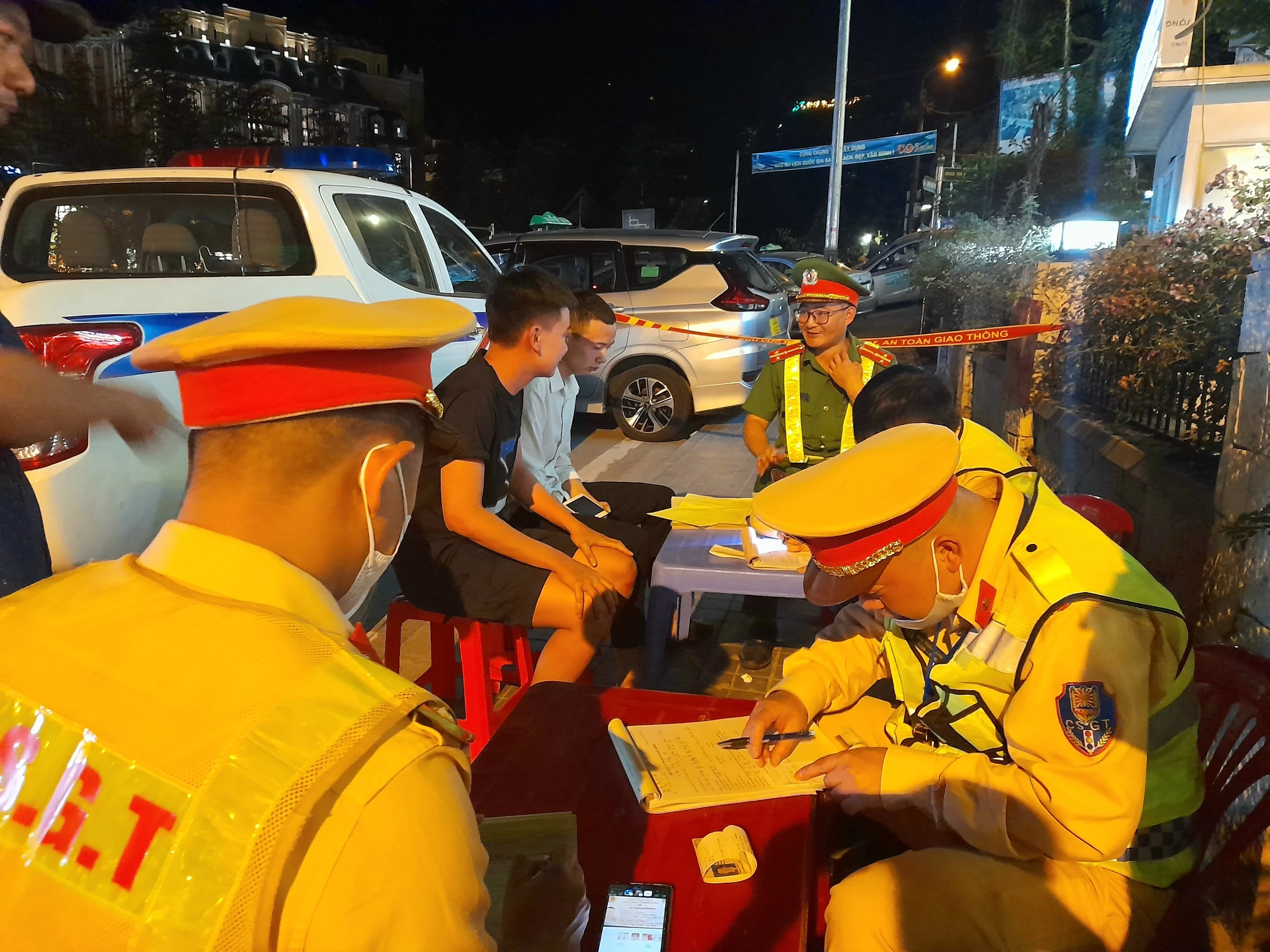 Lập biên bản xử lý những trường hợp vi phạm giao thông.jpg