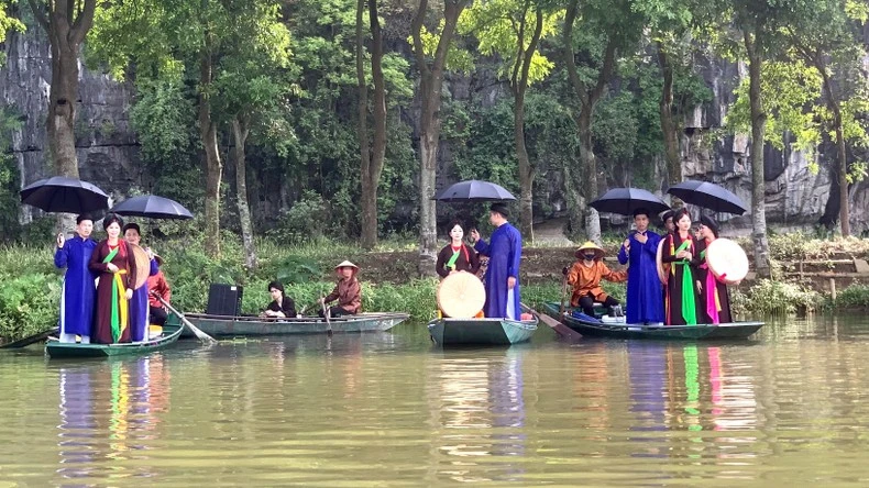 Tiết mục văn nghệ của các vùng miền được biểu diễn dọc trên dòng sông Ngô Đồng.