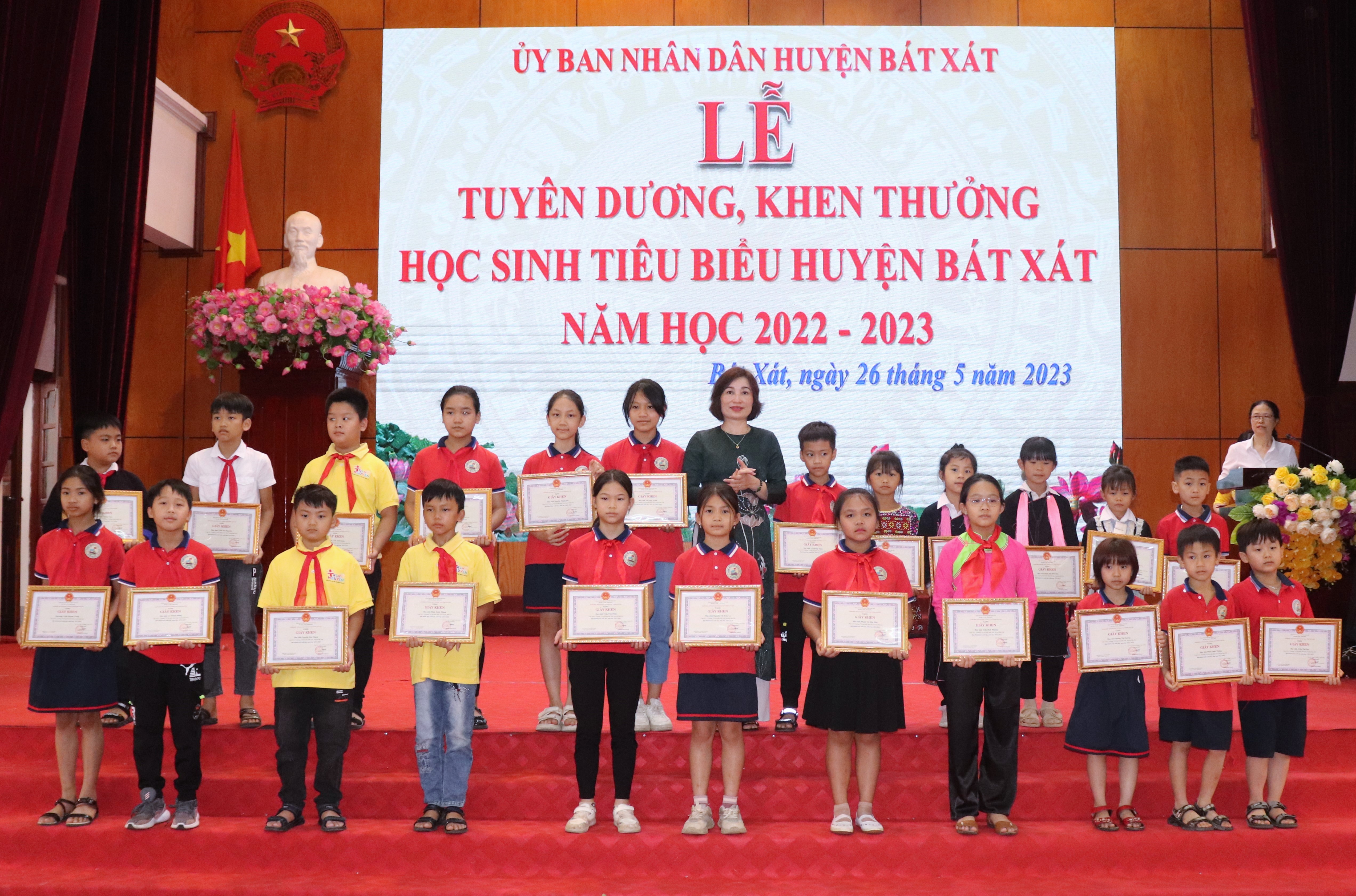 Đồng chí Bàn Thanh Thảo, Phó Chủ tịch UBND huyện Bát Xát trao Giấy khen của UBND huyện cho học sinh có thành tích xuất sắc trong năm học 2022 - 2023. Đòng chí Bàn Thanh Thảo Trao giấy khen của UBND huyện .jpg