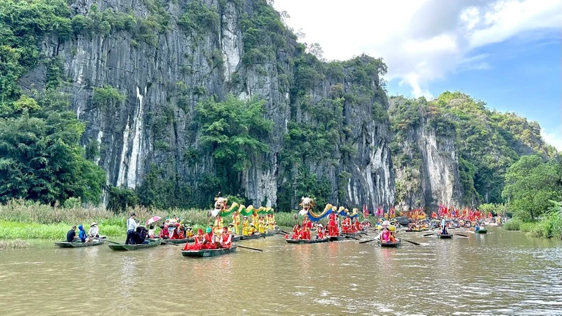 Nghi lễ rước Rồng trên dòng sông Ngô Đồng.
