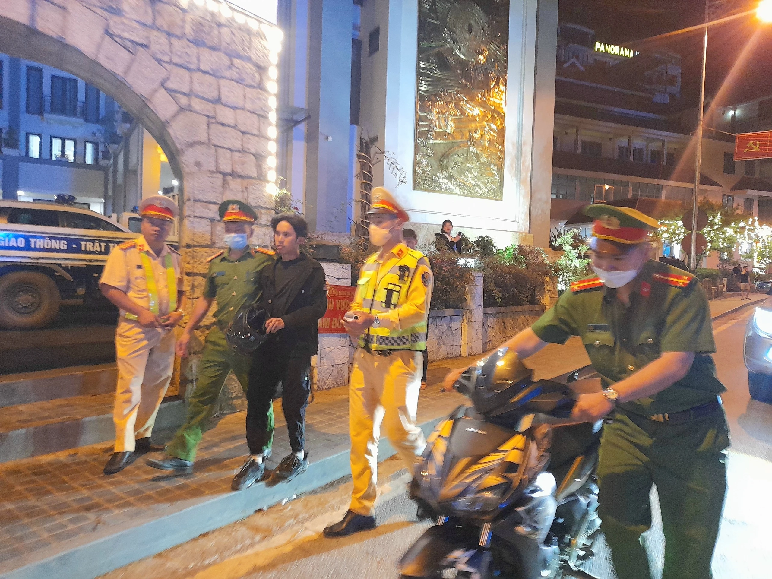 truy bắt đối tượng vi phạm nồng độ cồn nhưng cản trở lực lượng chức năng làm nhiệm vụ.jpg