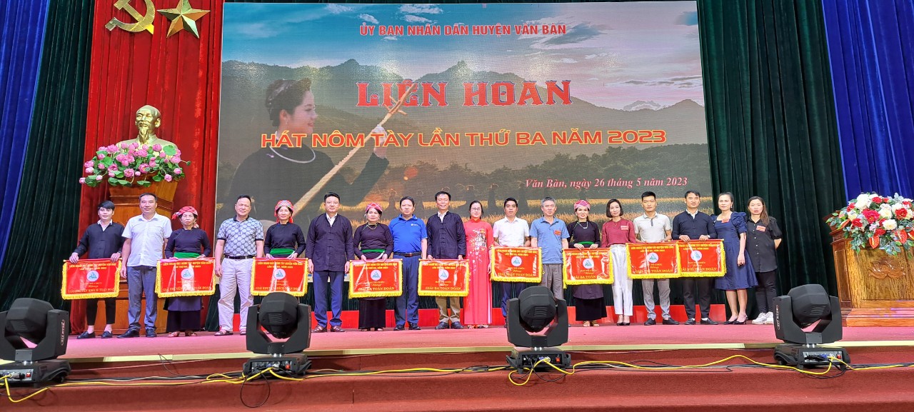 Trao giải cho các đội đạt kết quả cao. Trao gải cho các đoàn.jpg
