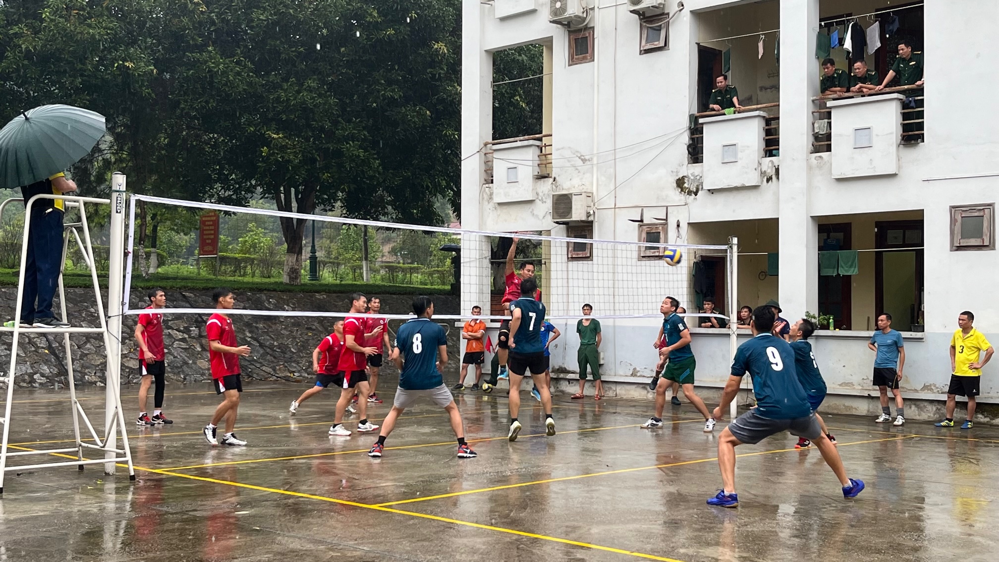 Các trận thi đấu diễn ra sôi nổi. các vận động viên thi đấu hội thao bóng chuyền BĐBP tỉnh Lào Cai năm 2023.jpg