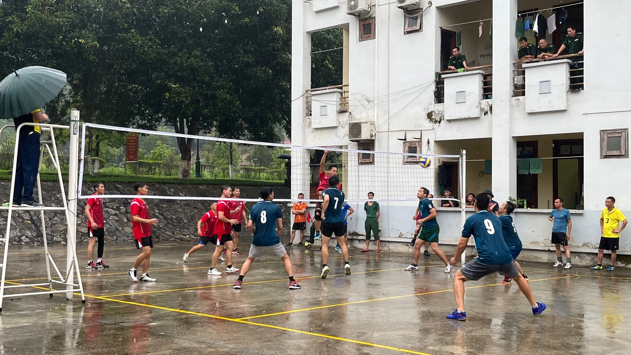 các vận động viên thi đấu hội thao bóng chuyền BĐBP tỉnh Lào Cai năm 2023.jpg