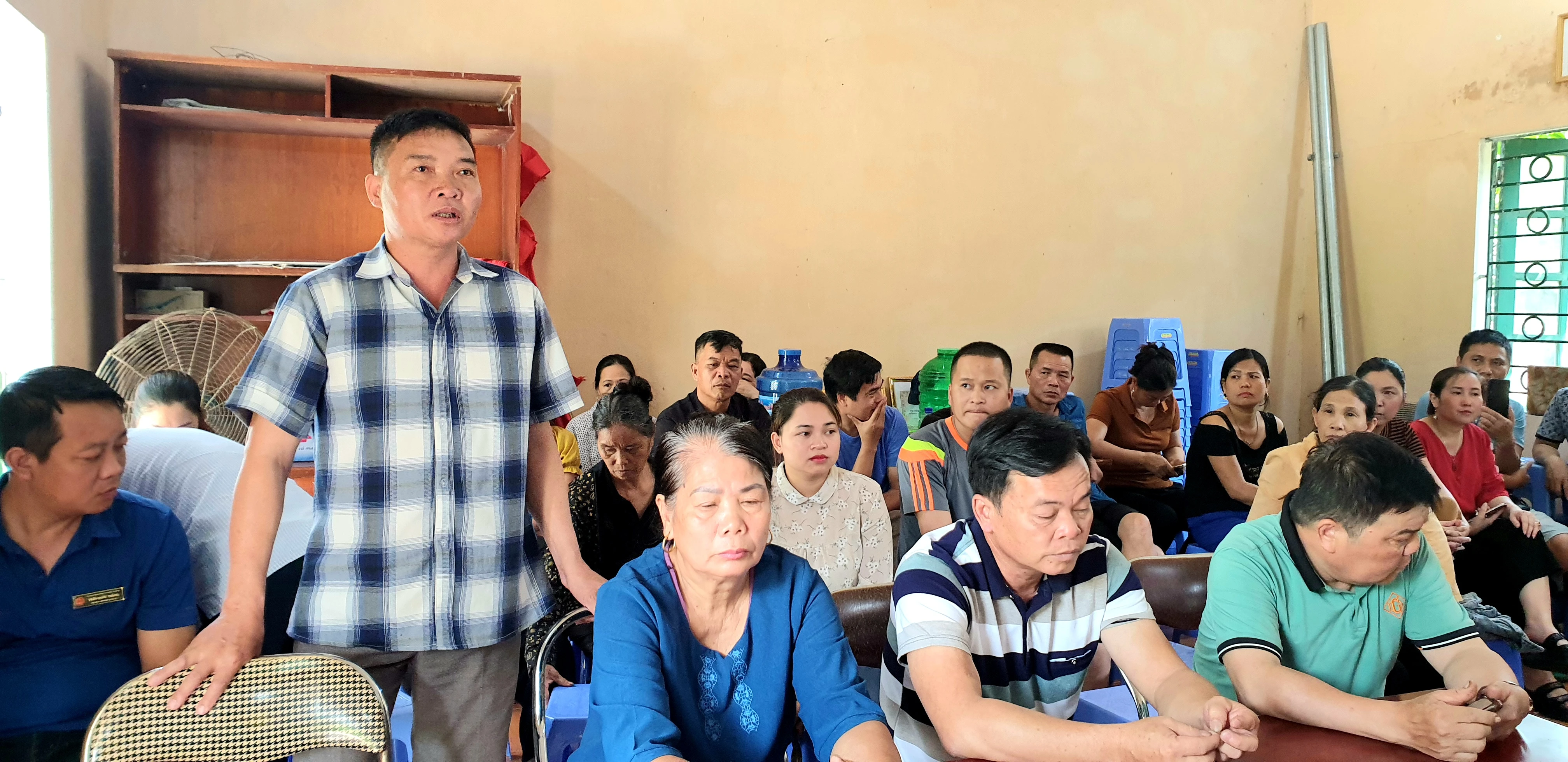 Người dân phát biểu ý kiến.jpg