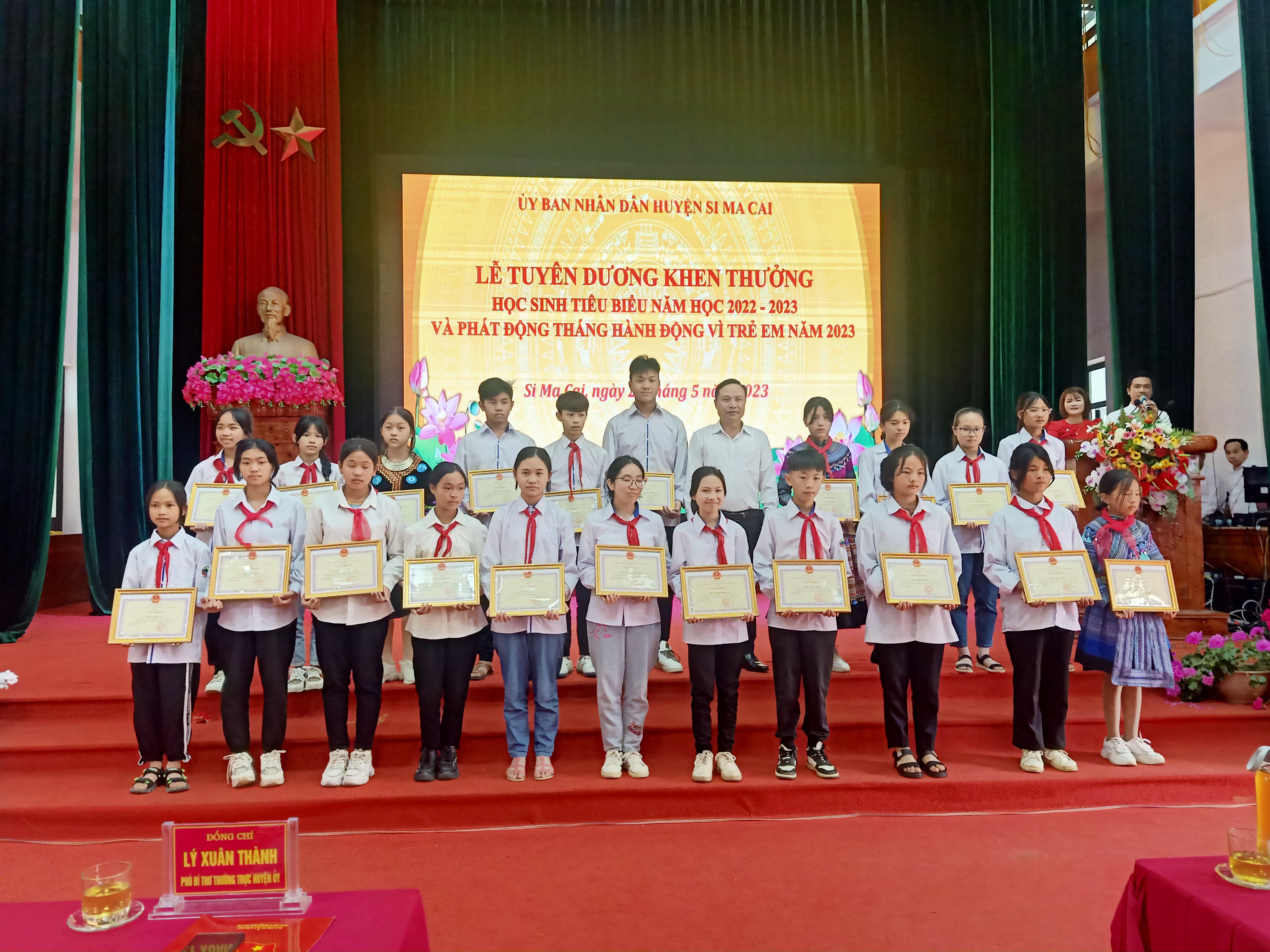 Đồng chí Lý Xuân Thành, Phó Bí thư Huyện ủy tặng Giấy khen cho học sinh tiêu biểu. Đồng chí Lý Xuân Thành, Phó bí thư huyện ủy tặng giấy khen cho học sinh.jpg